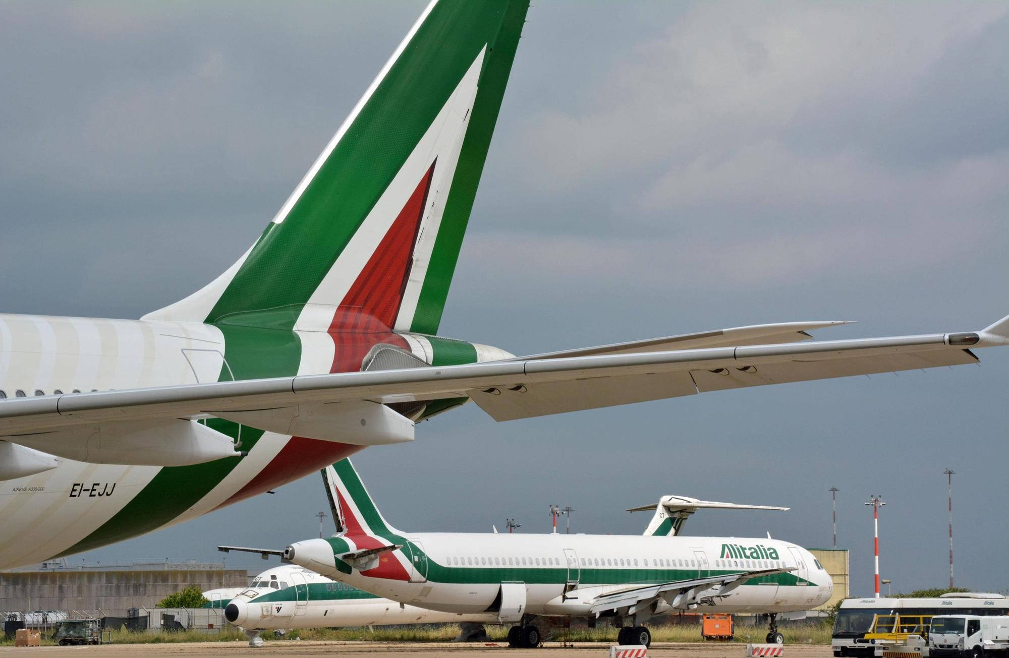 Alitalia, rudder, green white and red livery, Full HD Desktop Wallpaper