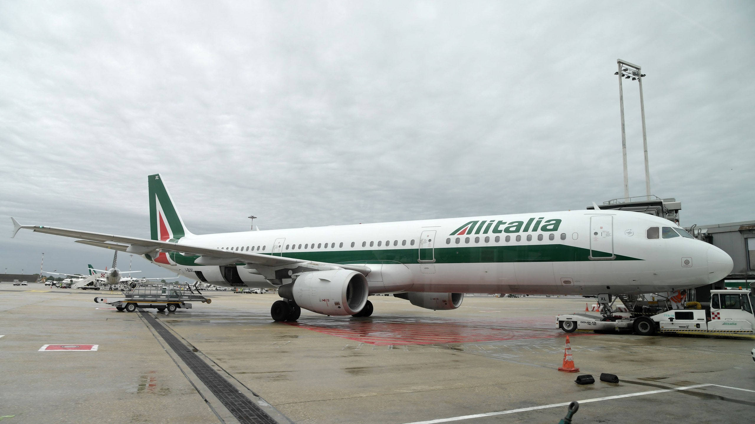Alitalia, airplane, airport gate, 2K Desktop Wallpaper