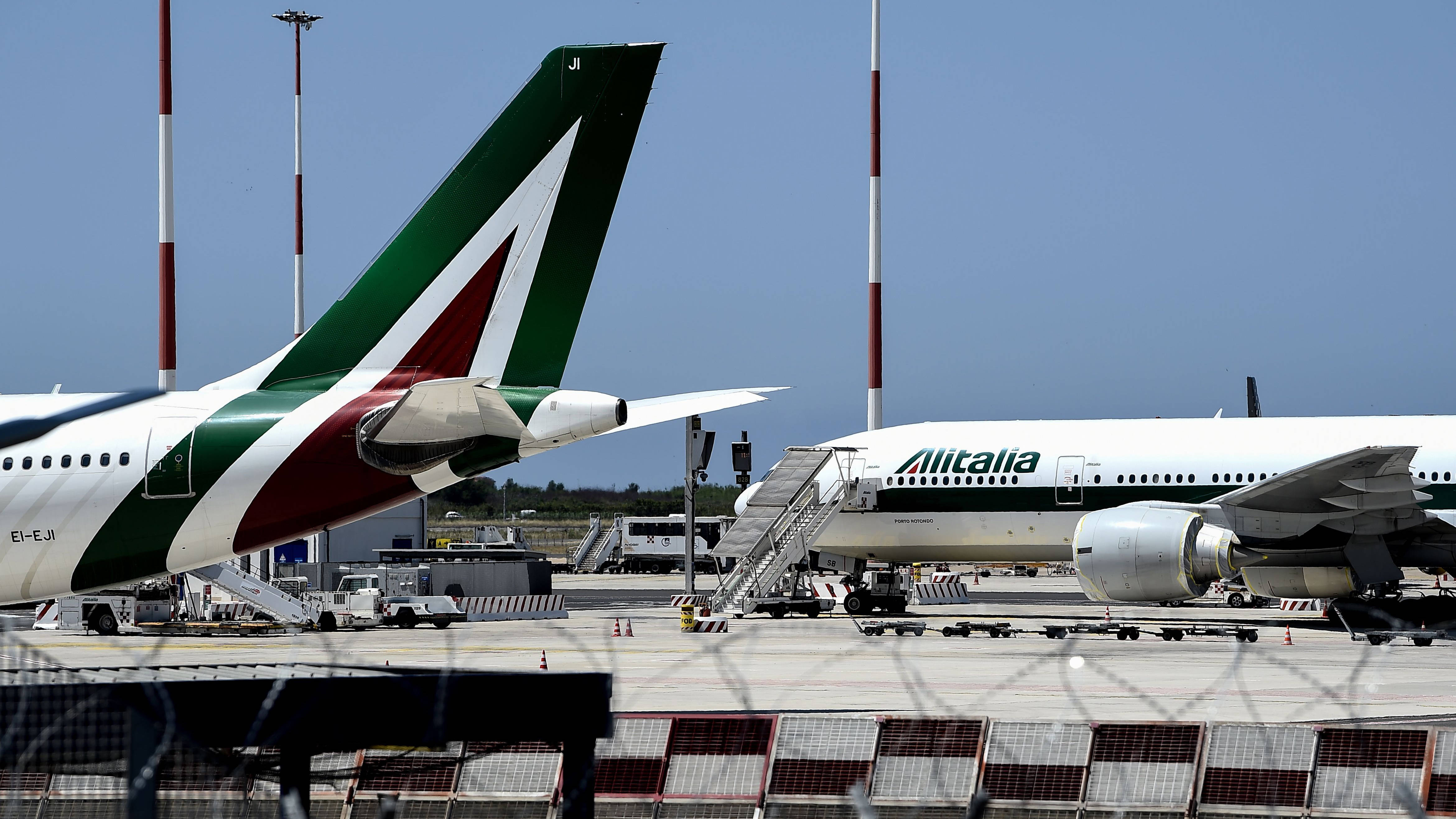 Alitalia, tarmac, airport gate, 4K Desktop Wallpaper