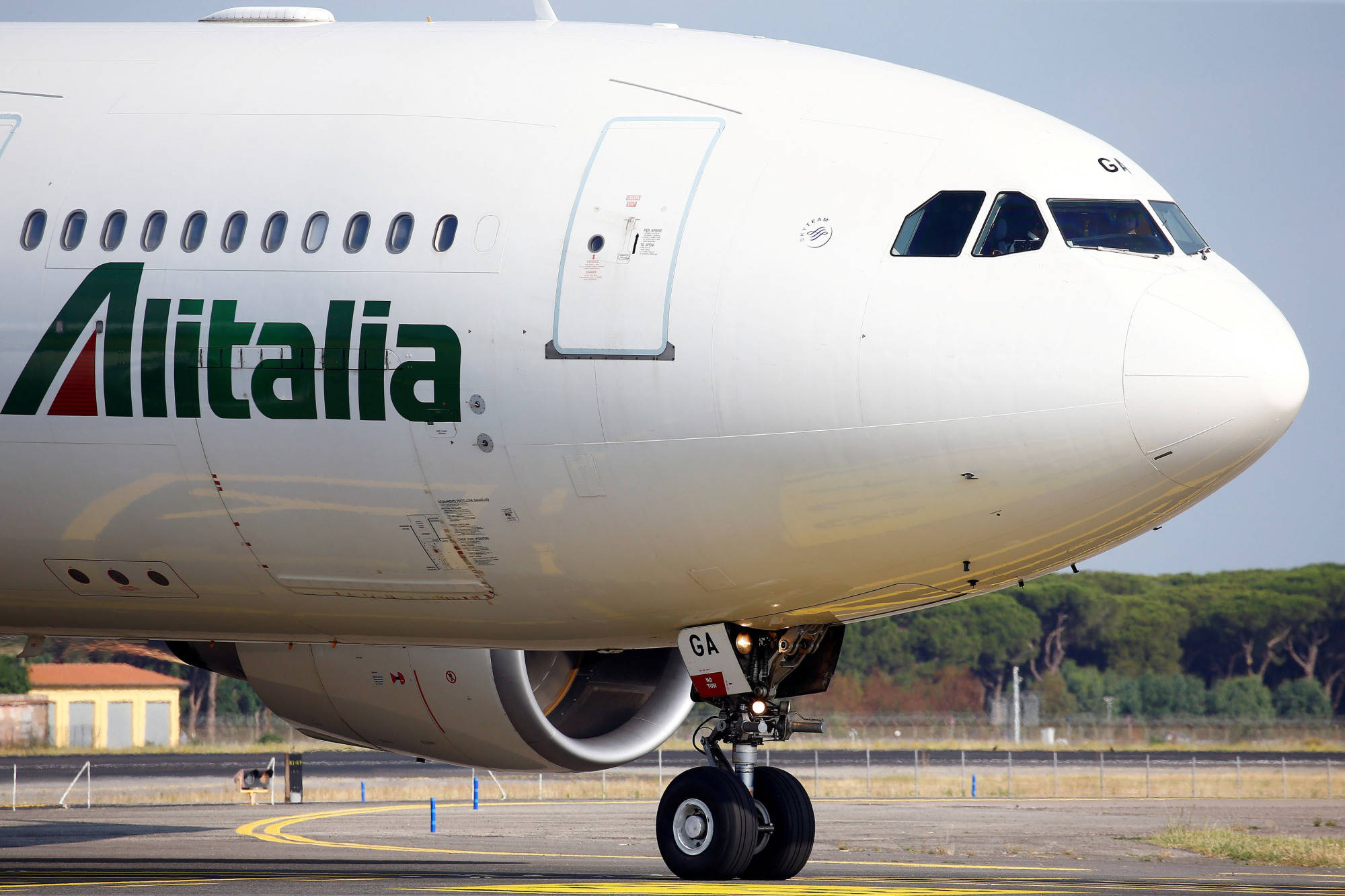 Alitalia, flight deck, sunny tarmac, Full HD Desktop Wallpaper