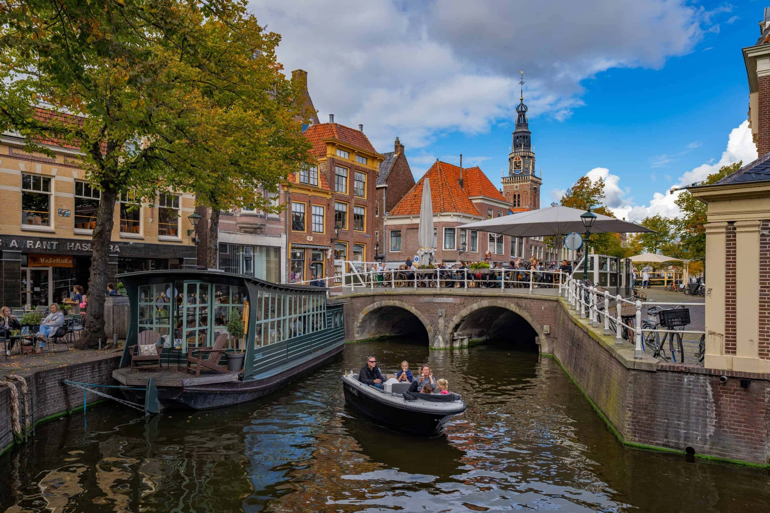 Alkmaar, canal boat, stone bridge, 2K Desktop Wallpaper