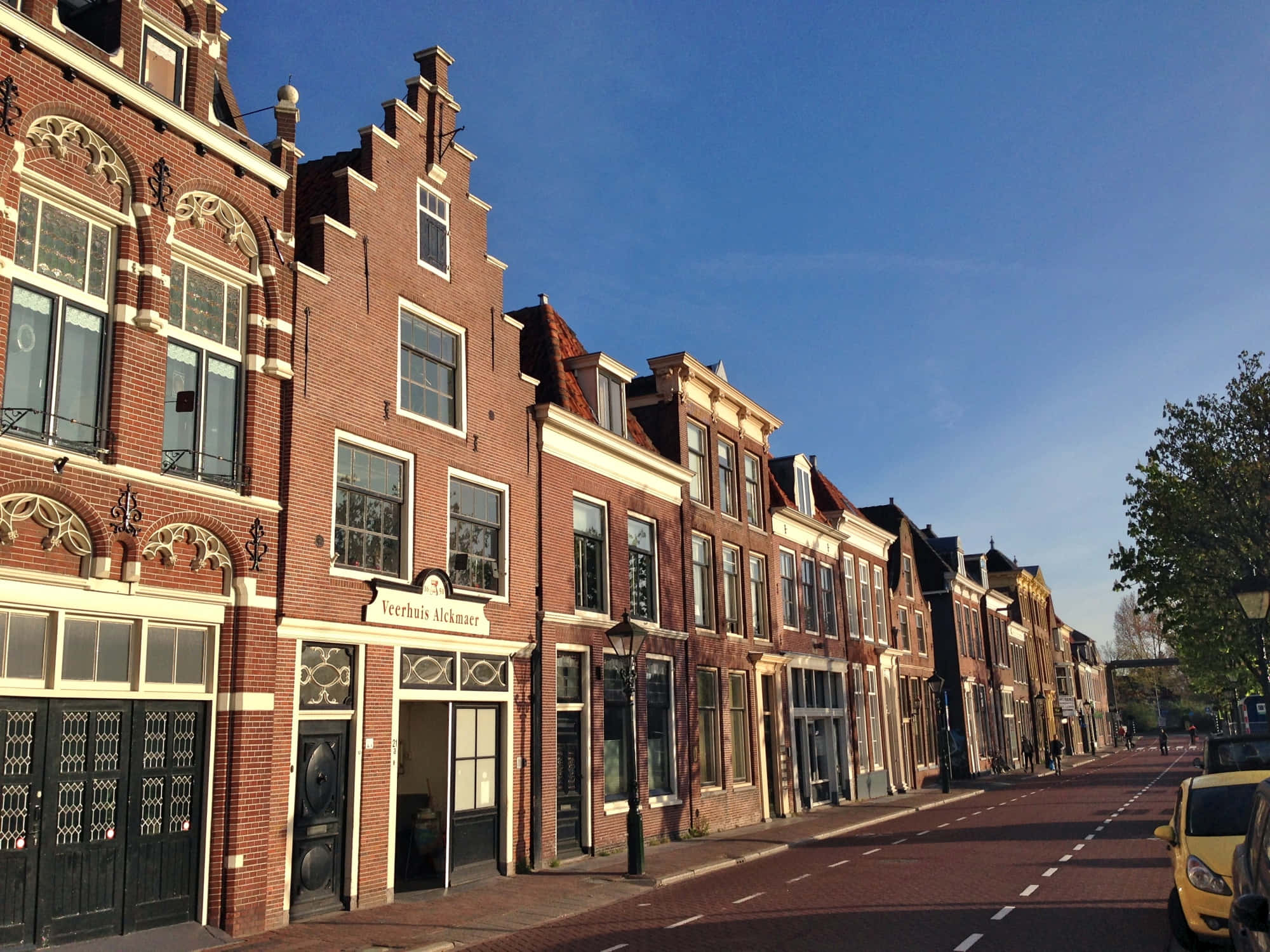 Alkmaar, historic Dutch brick buildings, gabled roofs, Full HD Desktop Wallpaper