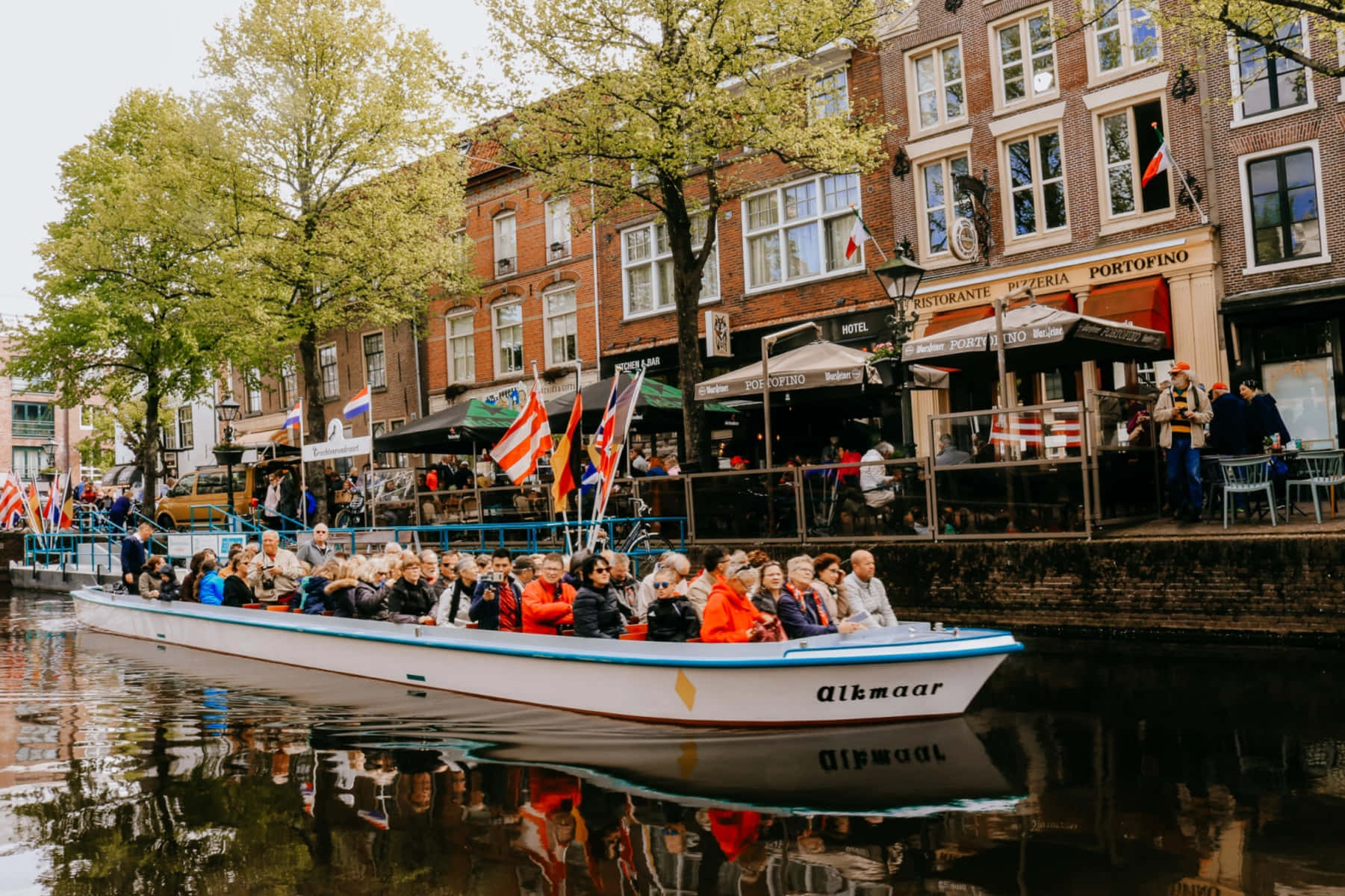 Alkmaar, canal boat, brick buildings, HD Desktop Wallpaper