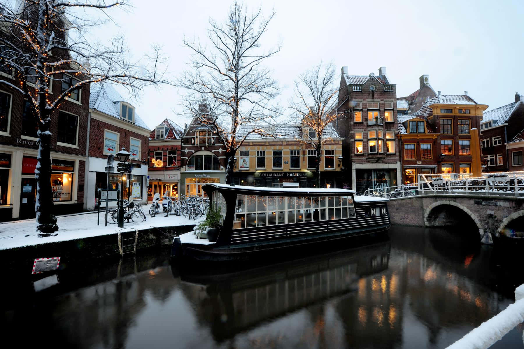 Alkmaar, winter canal scene, snow-dusted canal boat, HD Desktop Wallpaper