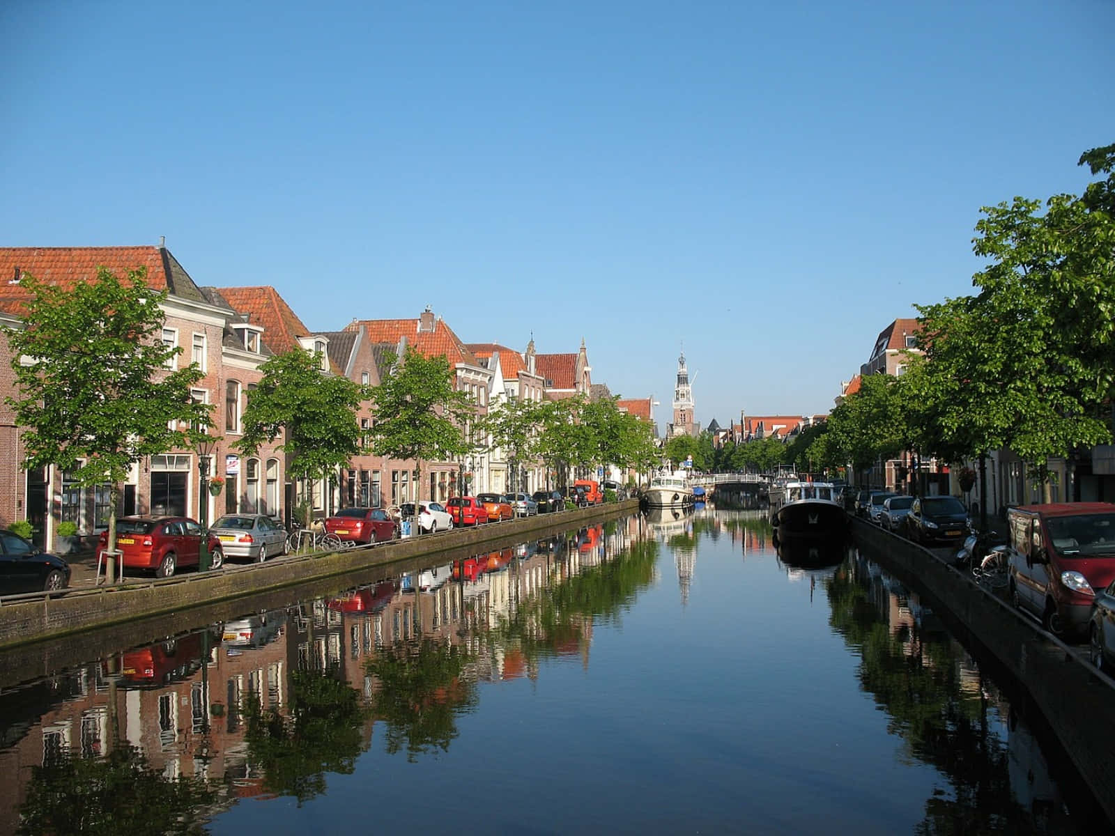 Alkmaar, canal, red-roofed buildings, HD Desktop Wallpaper