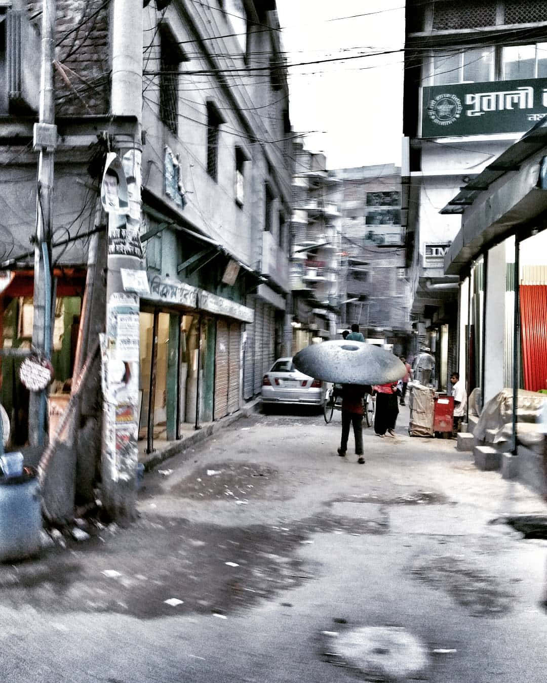 dingy alley, narrow urban alley, weathered buildings, HD Phone Wallpaper