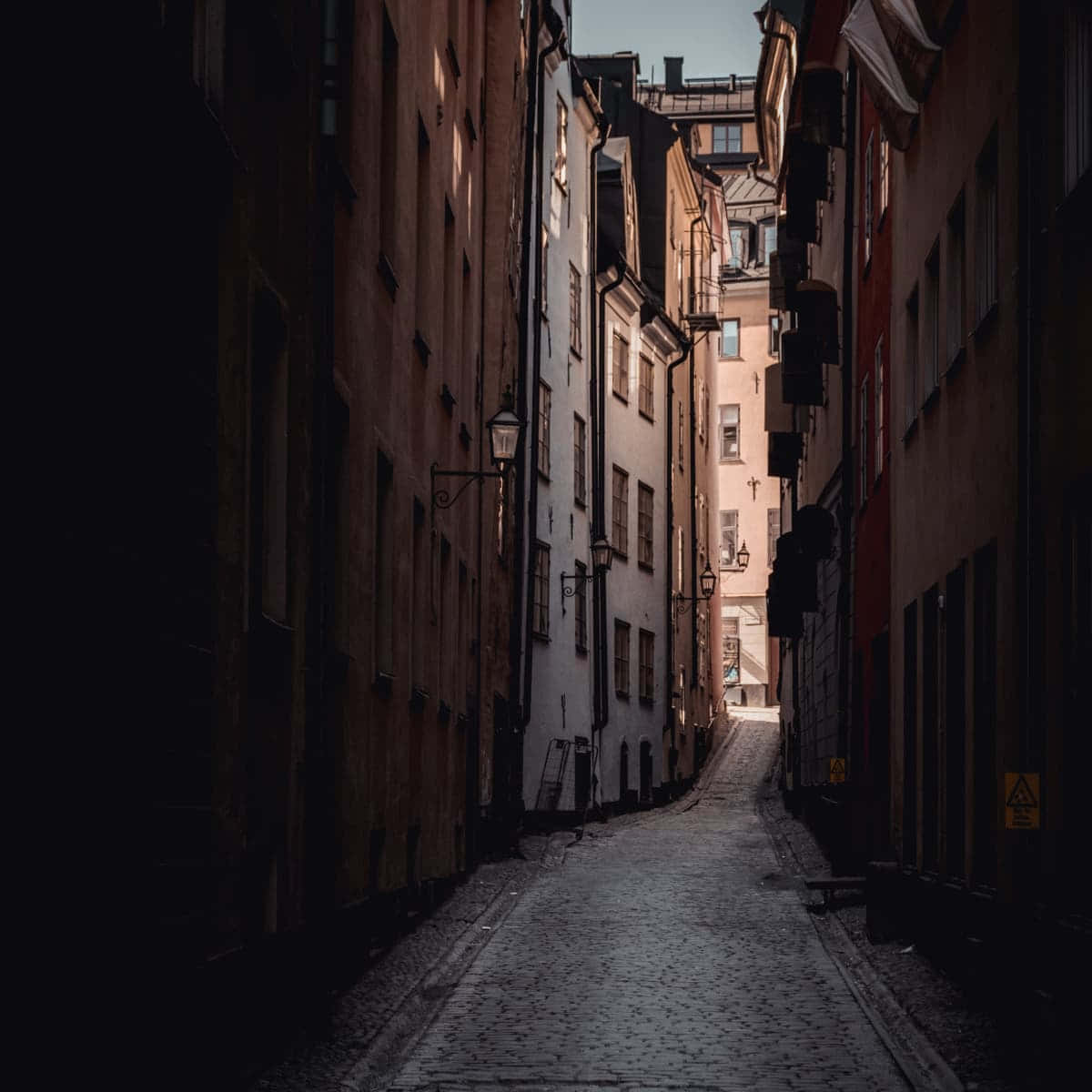dark alleyway, cobblestone alleyway, tall historic buildings, SD Desktop Wallpaper