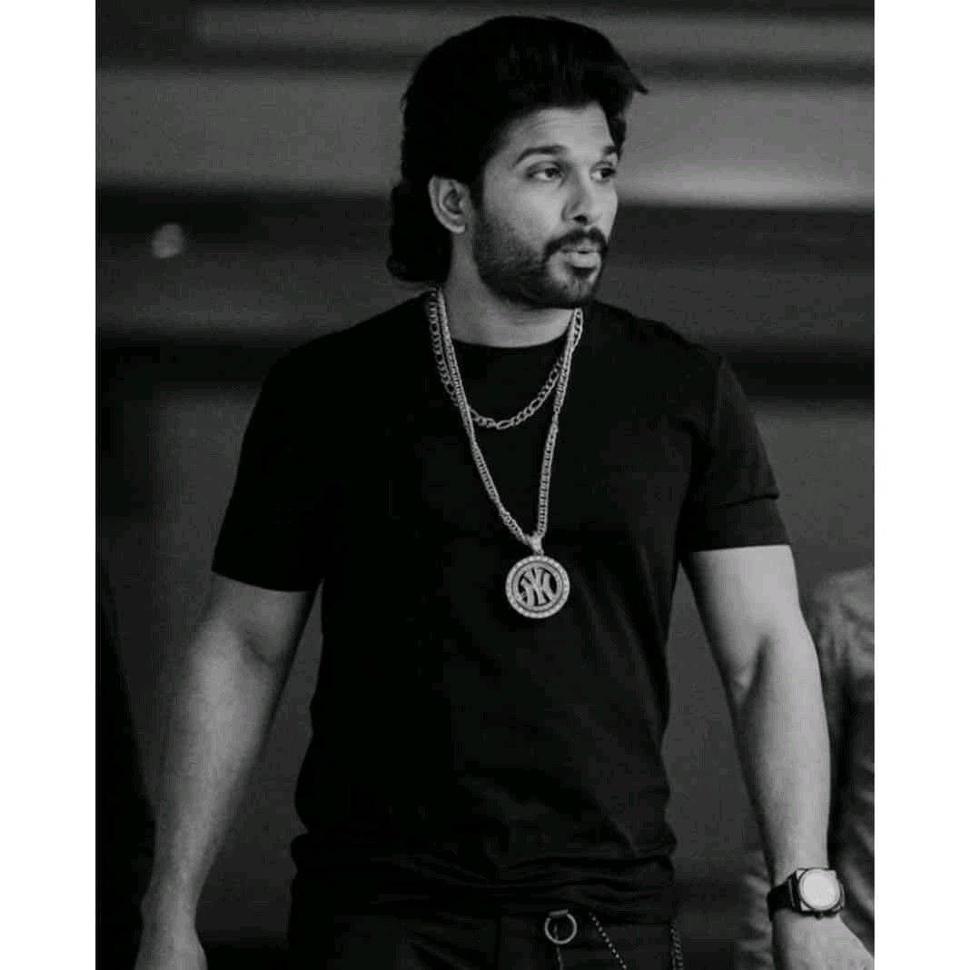 Allu Arjun, black t-shirt, layered chains, SD Desktop Wallpaper