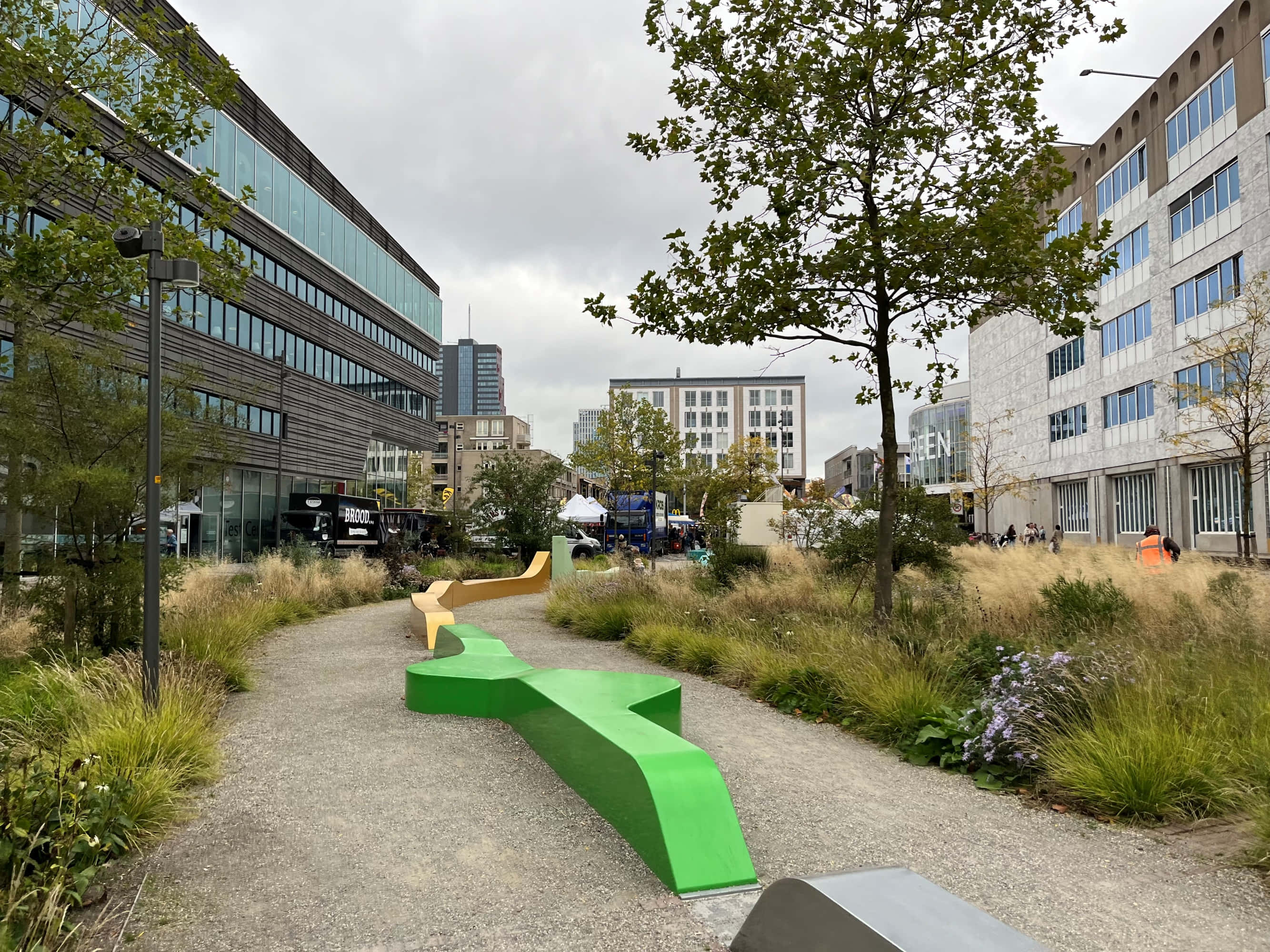 Almere, urban park, bright green sculptural bench, 2K Desktop Wallpaper