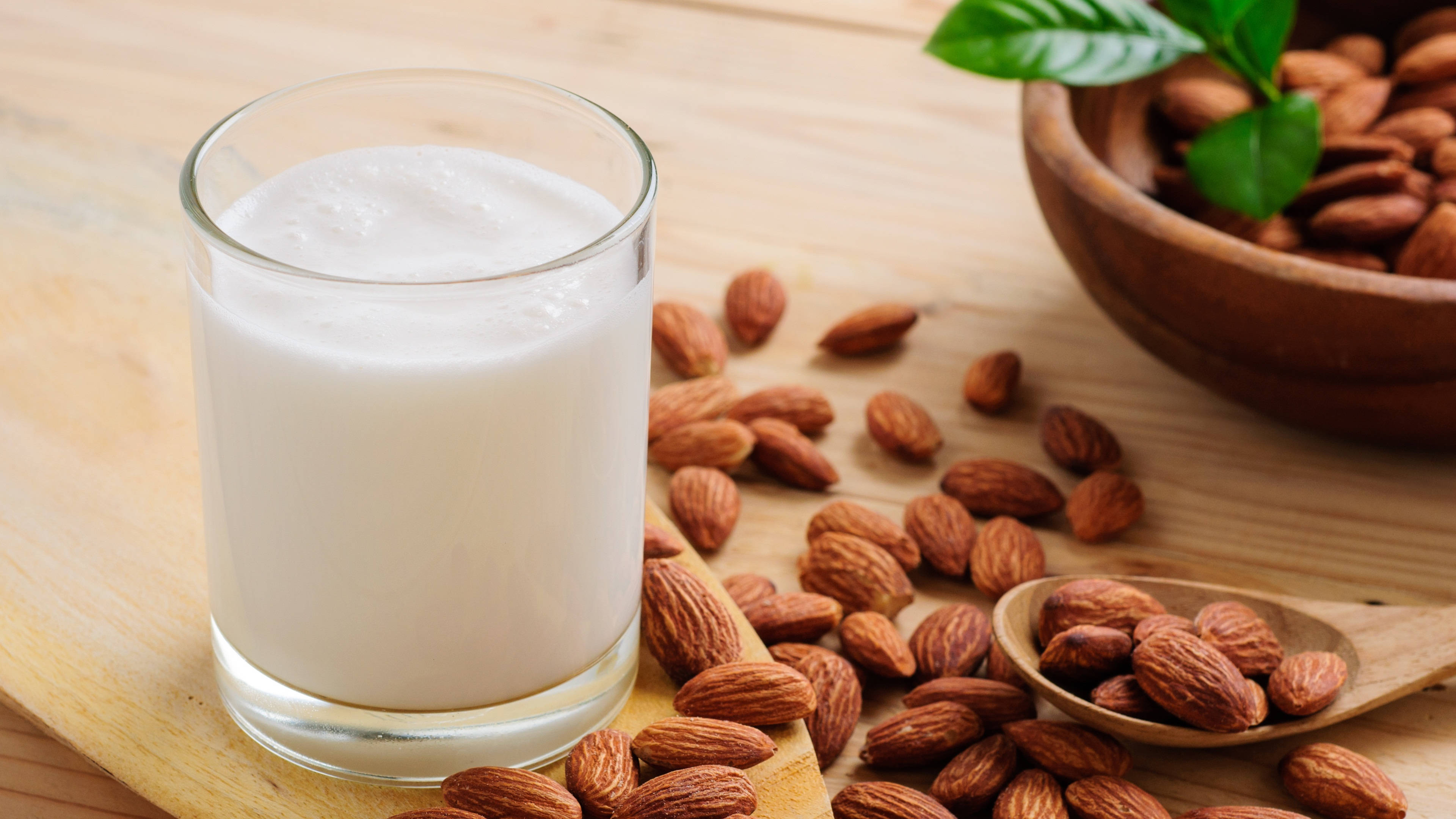 organic almond milk, glass, almonds, 4K Desktop Wallpaper