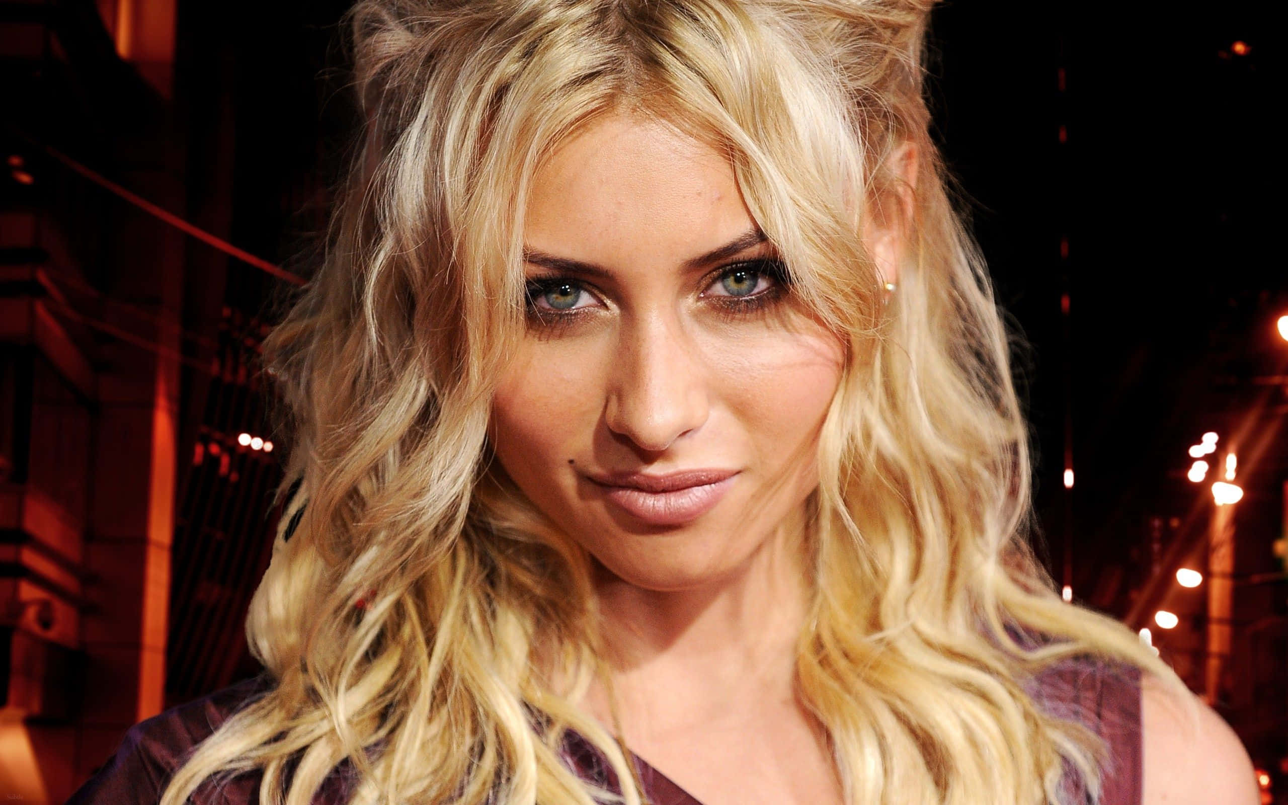 Aly Michalka, nighttime city lights, blonde woman, 2K Desktop Wallpaper