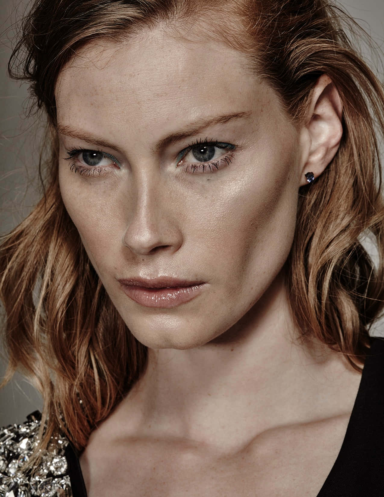 Alyssa Sutherland, wavy auburn hair, piercing blue eyes, HD Phone Wallpaper