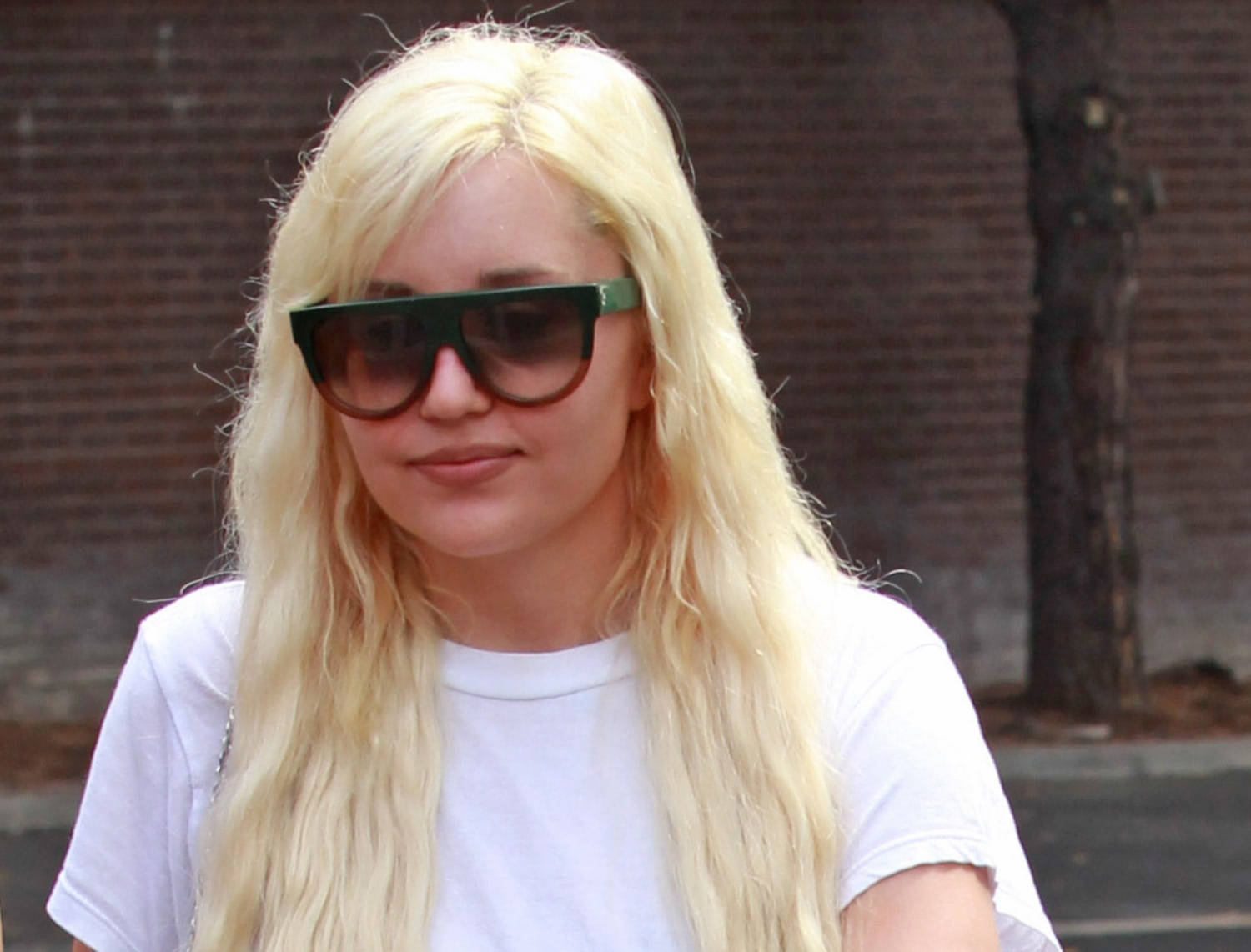 Amanda Bynes, oversized dark sunglasses, white t-shirt, HD Desktop Wallpaper
