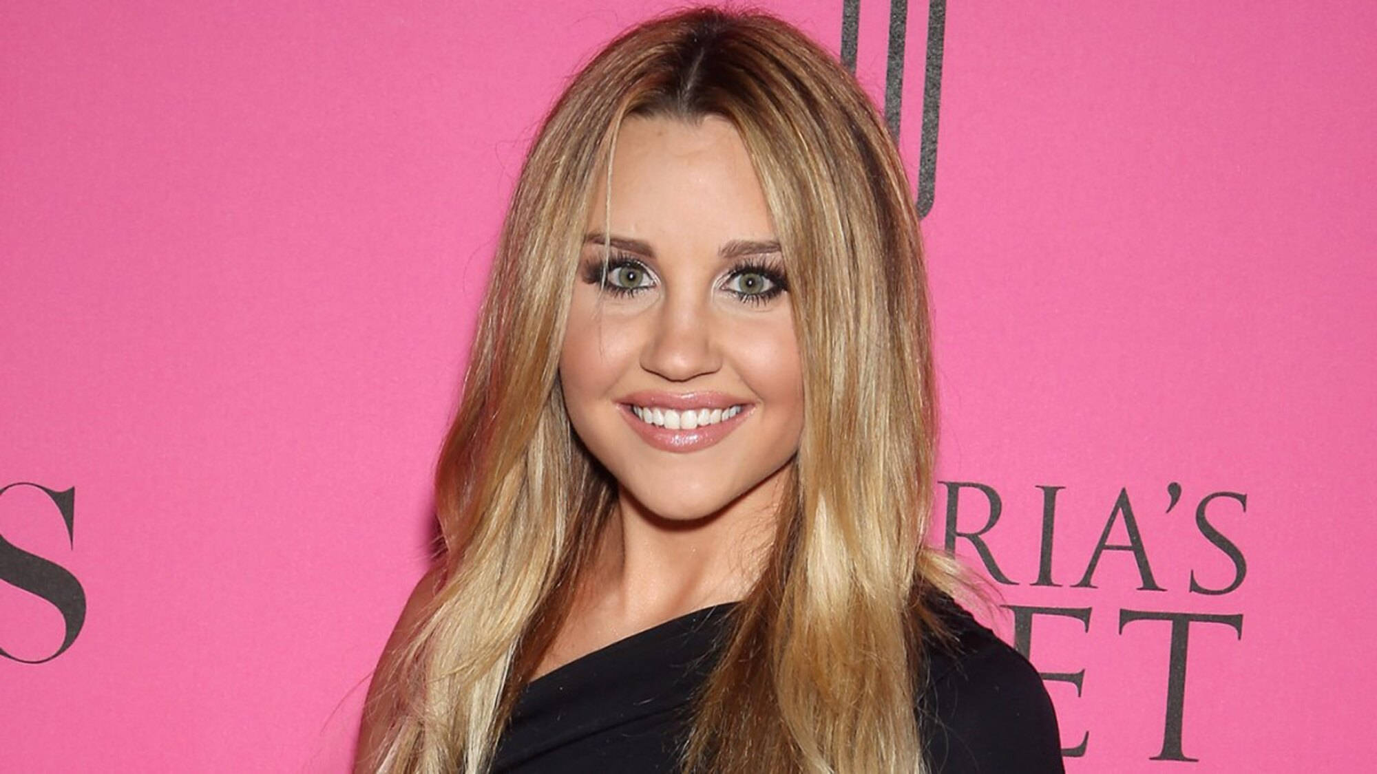 Amanda Bynes, long blonde hair, bright pink backdrop, Full HD Desktop Wallpaper