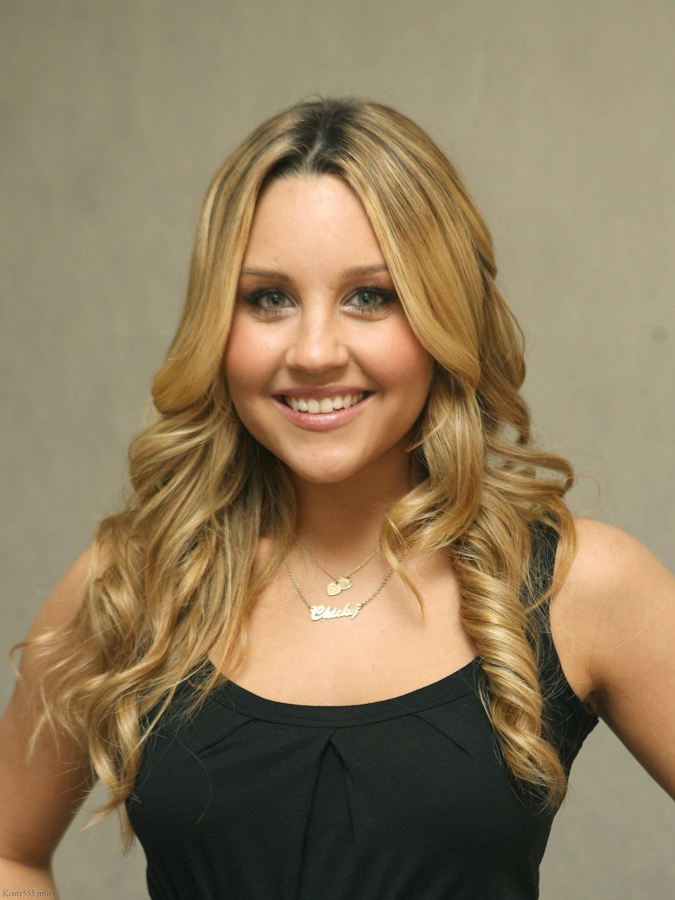 Amanda Bynes, long wavy blonde hair, black top, 2K Phone Wallpaper