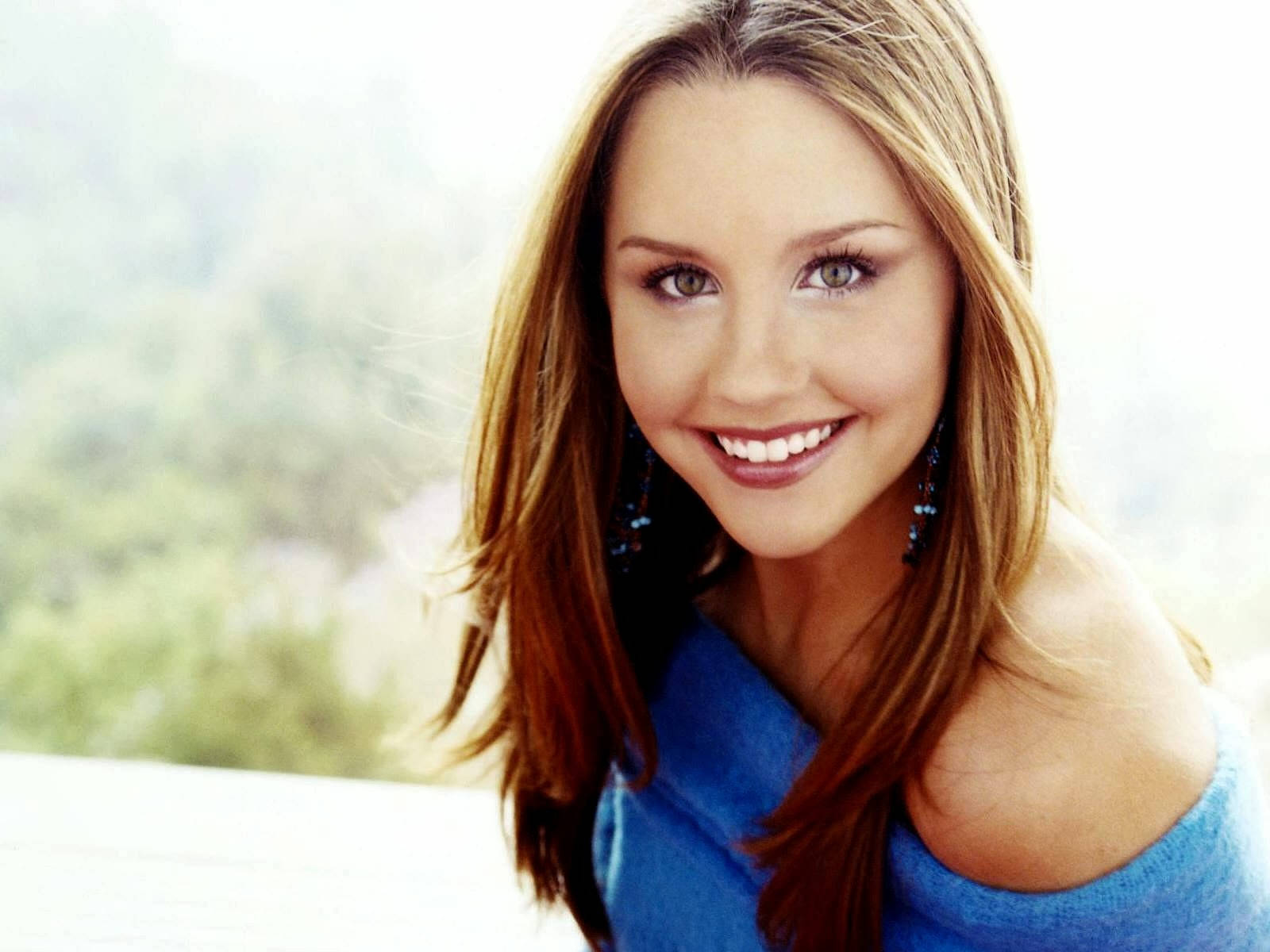 Amanda Bynes, long brown hair, blue top, HD Desktop Wallpaper