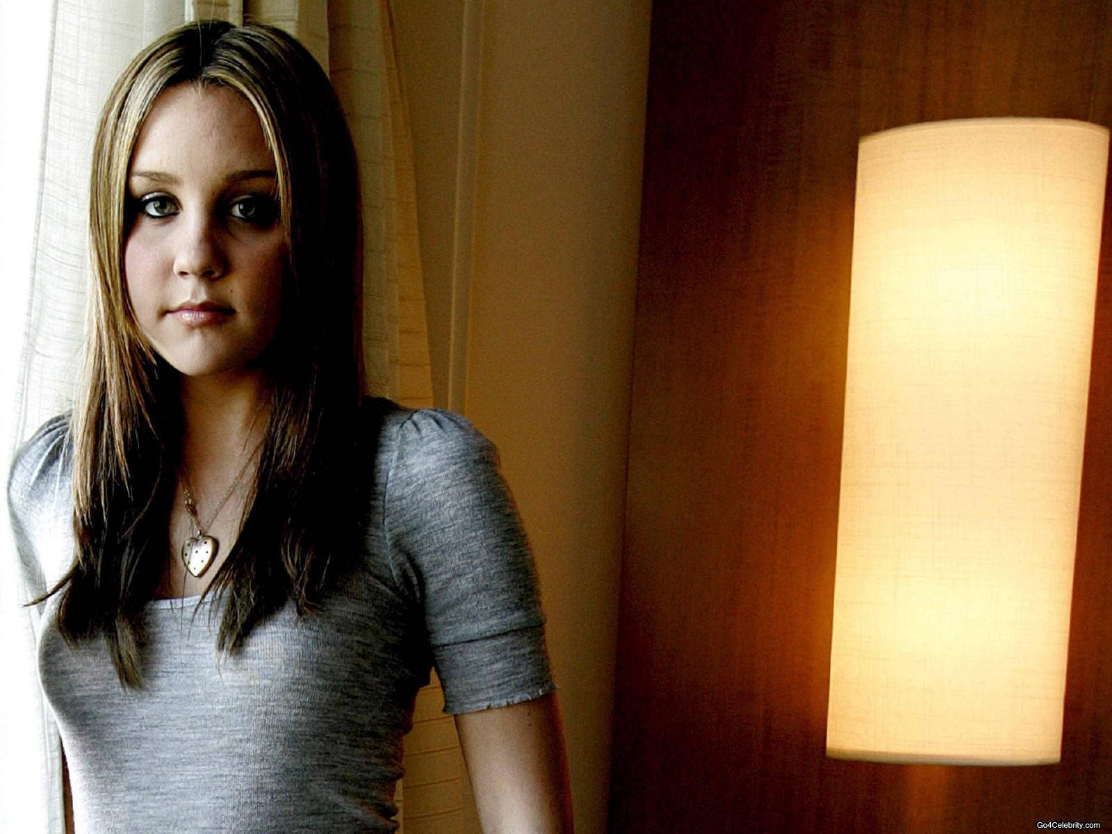 Amanda Bynes, gray, wooden walls, HD Desktop Wallpaper
