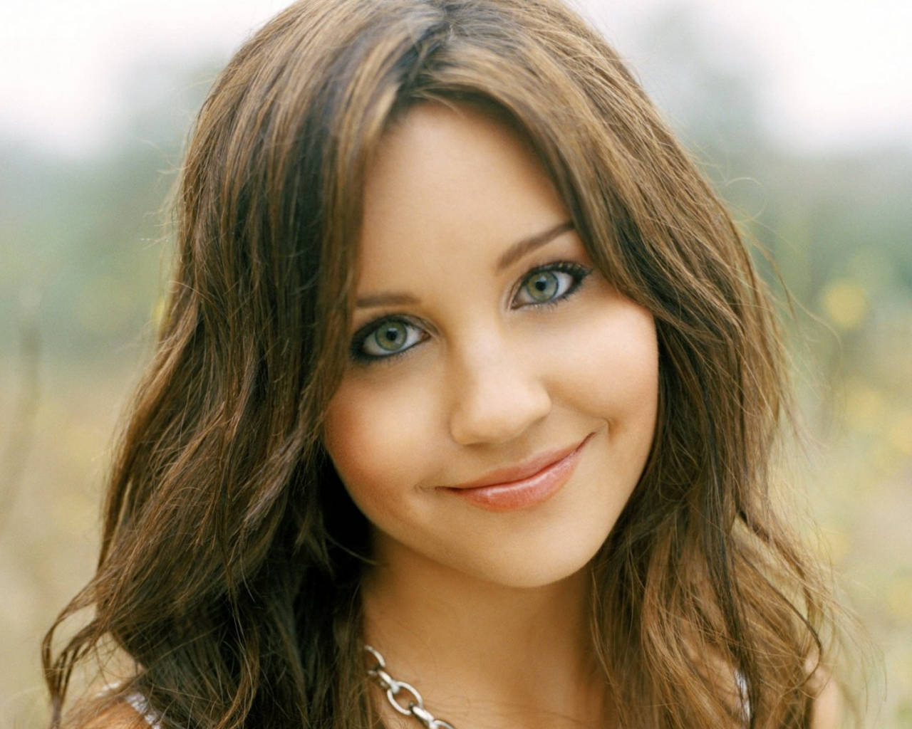 Amanda Bynes, wavy brown hair, bright blue eyes, HD Desktop Wallpaper
