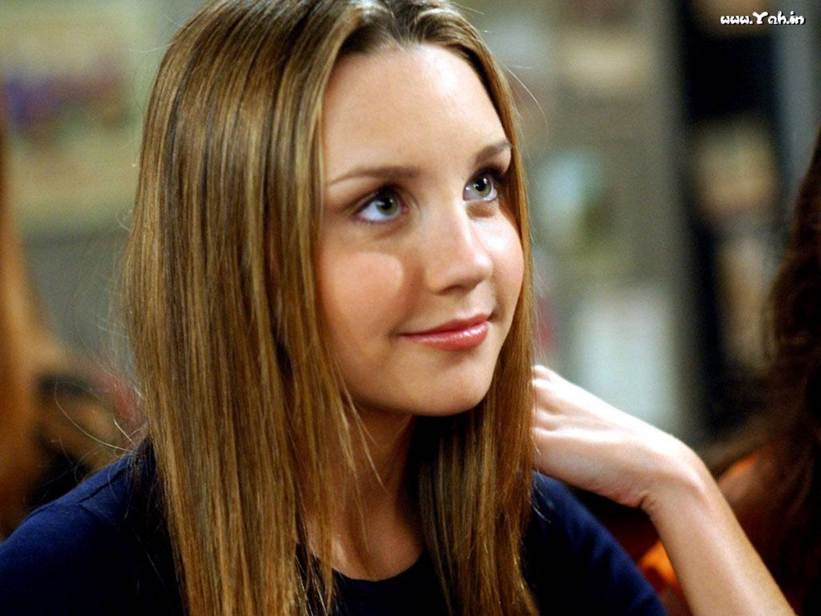Amanda Bynes, long brown hair, soft smile, HD Desktop Wallpaper