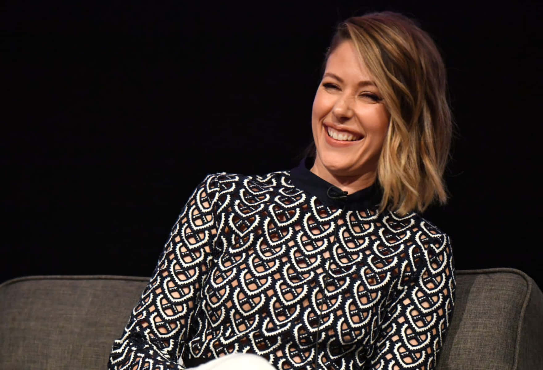 Amanda Crew, gray couch, black and white patterned top, HD Desktop Wallpaper