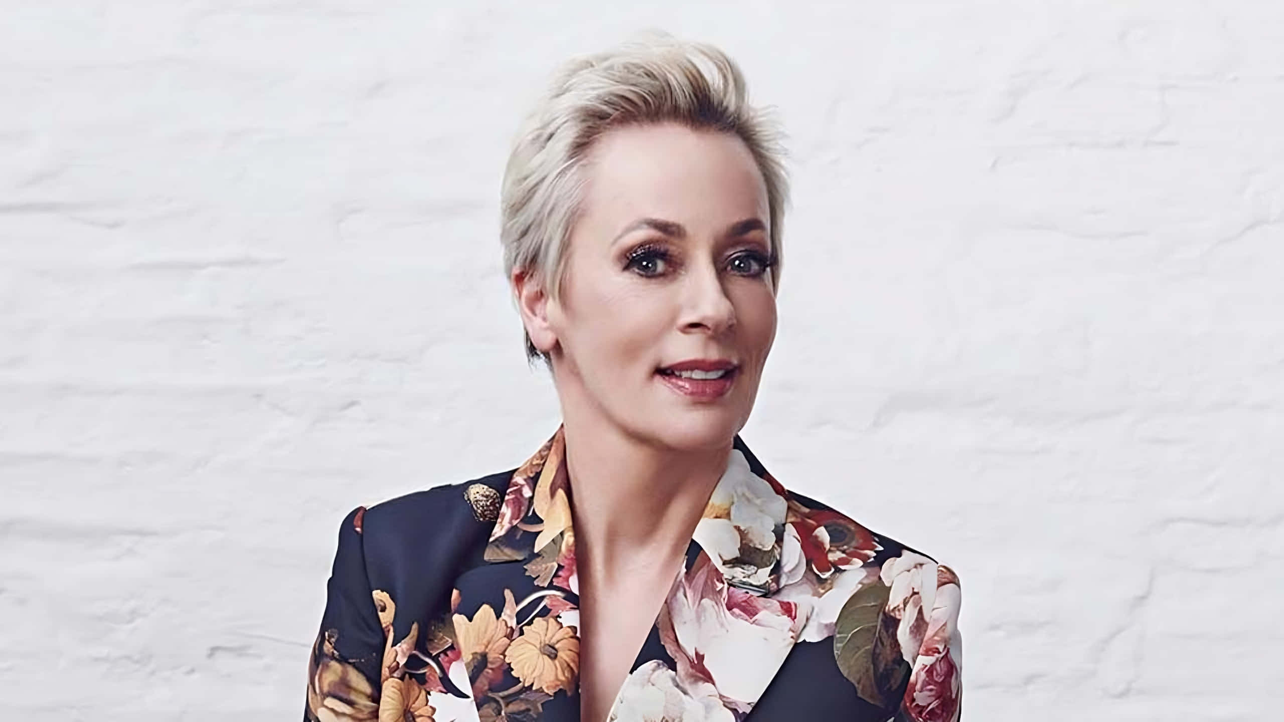 Amanda Keller, short blonde hair, floral blazer, 2K Desktop Wallpaper