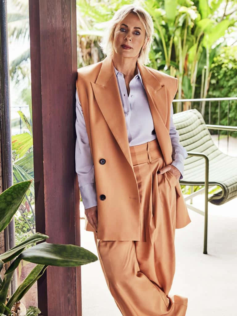 Amanda Keller, tan suit, wooden pillar, SD Phone Wallpaper