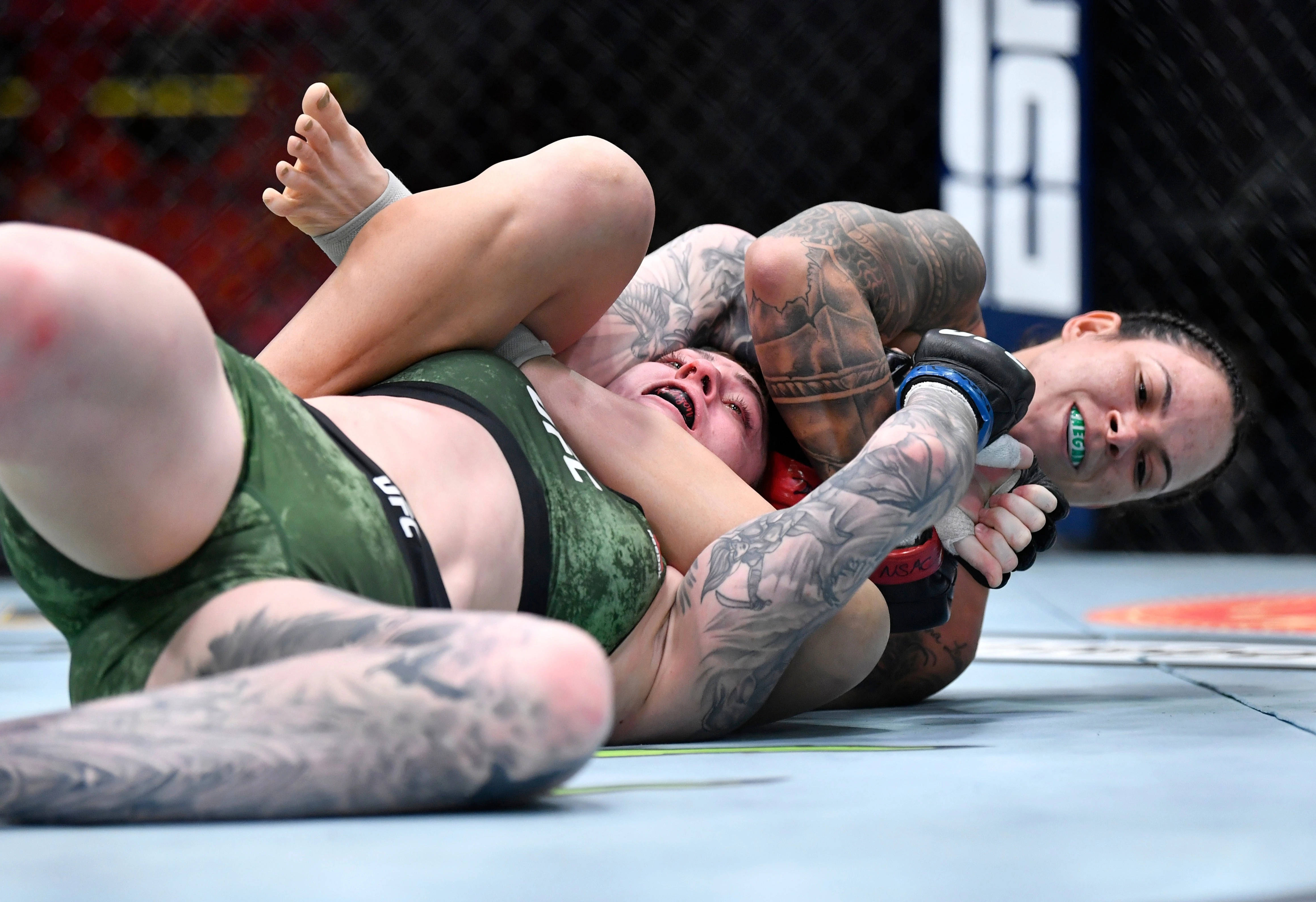 Amanda Nunes, grapple, blue octagon mat, 4K Desktop Wallpaper