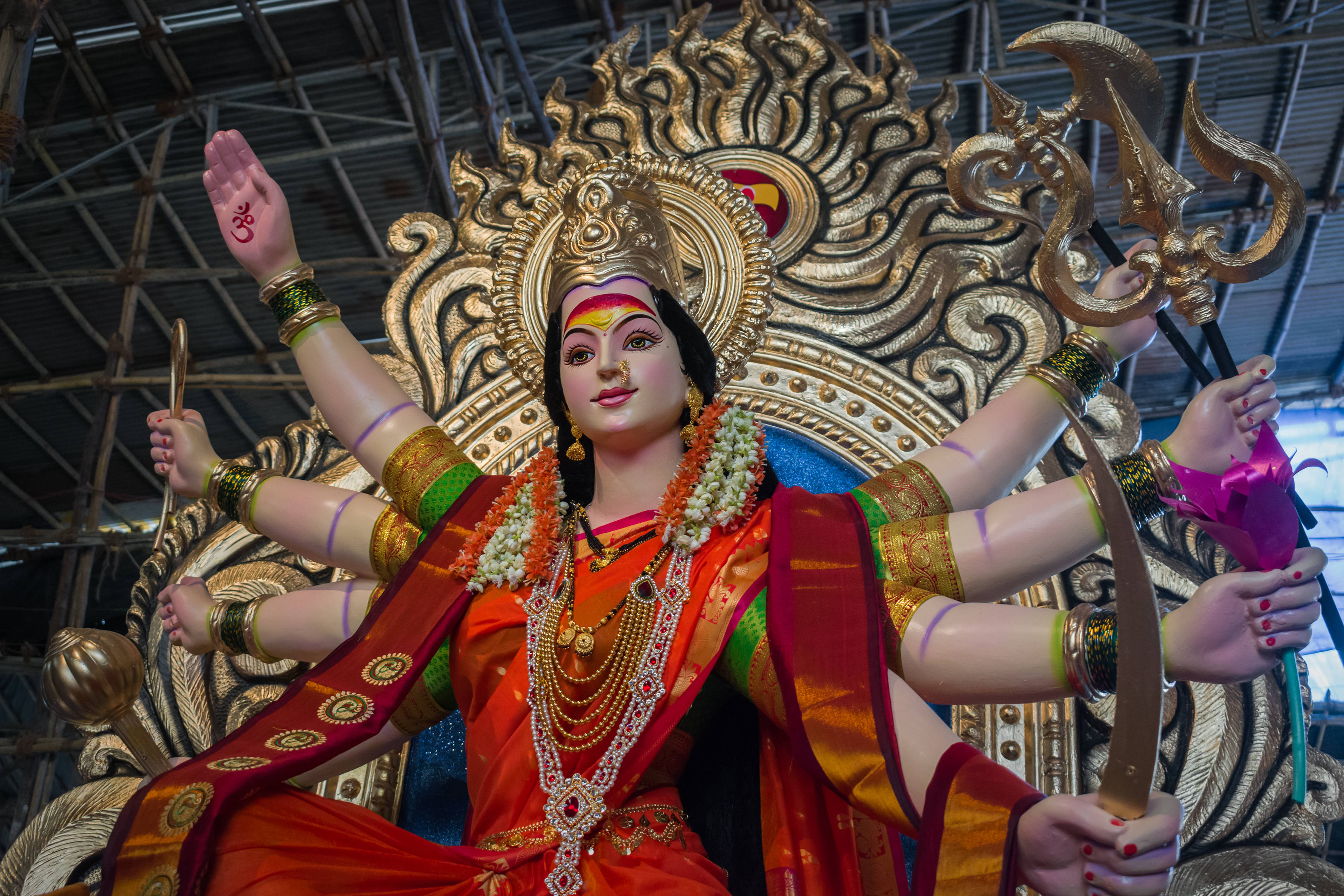 Ambe Maa, eight hands, red gold, 2K Desktop Wallpaper