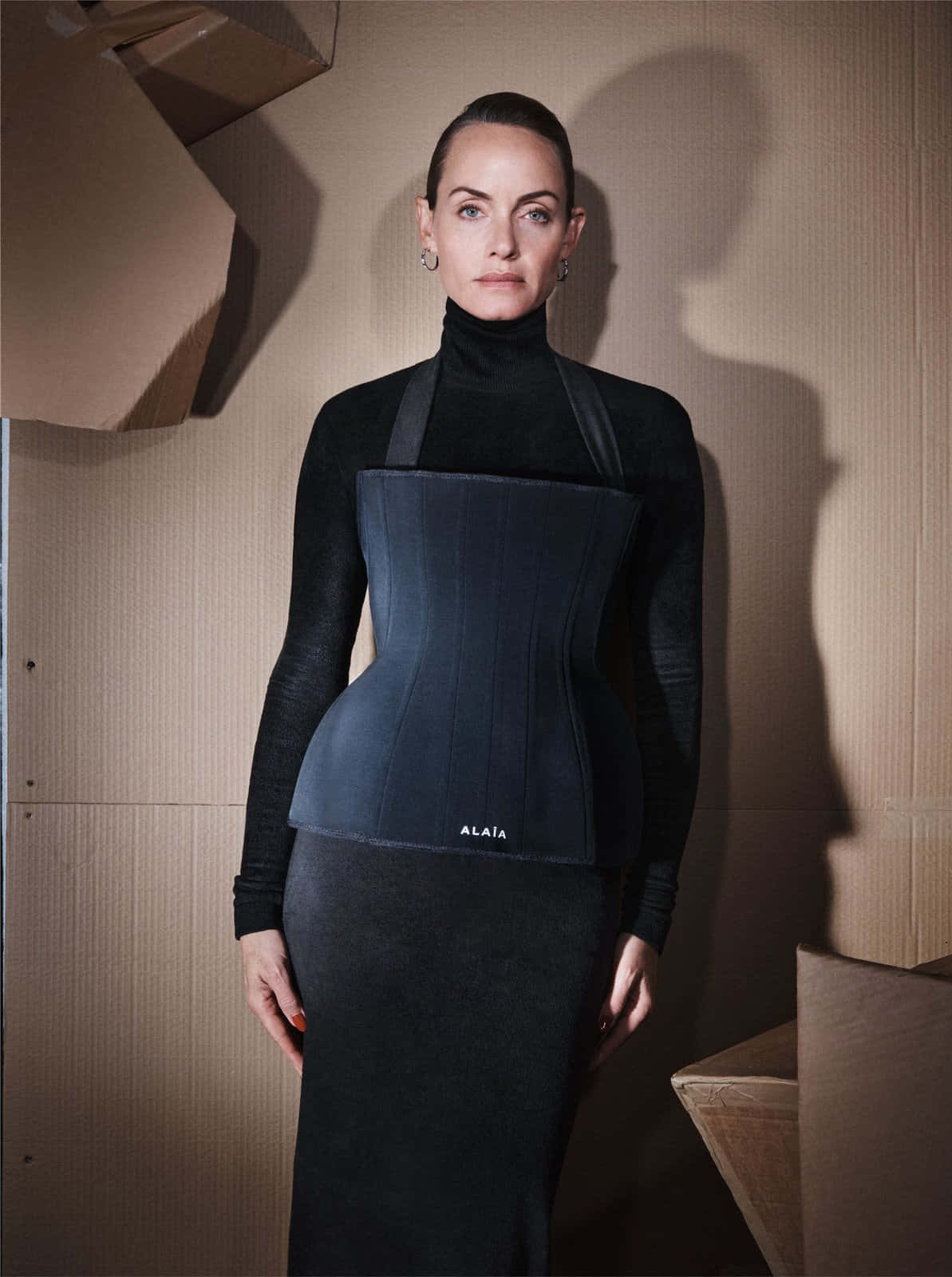 Amber Valletta, black Alaïa corset, turtleneck, HD Phone Wallpaper