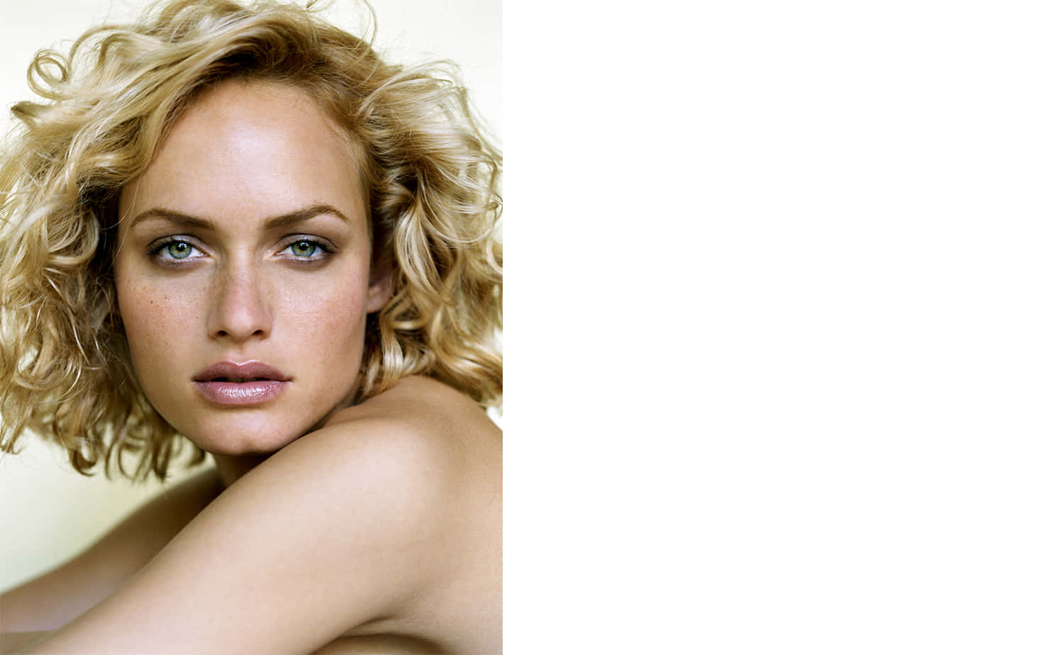 Amber Valletta, curly blonde hair, piercing blue eyes, HD Desktop Wallpaper
