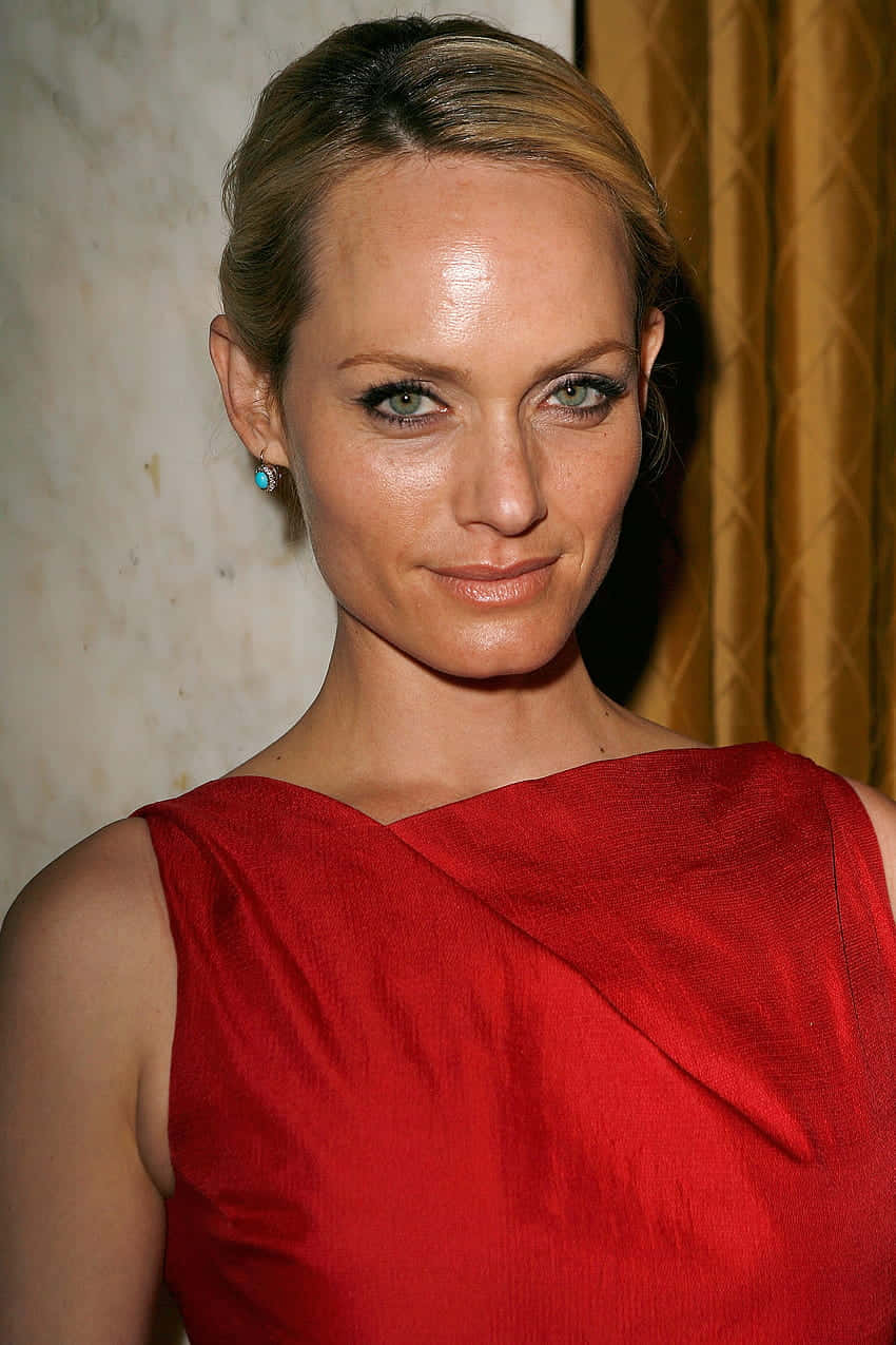 Amber Valletta, red dress, turquoise earrings, SD Phone Wallpaper