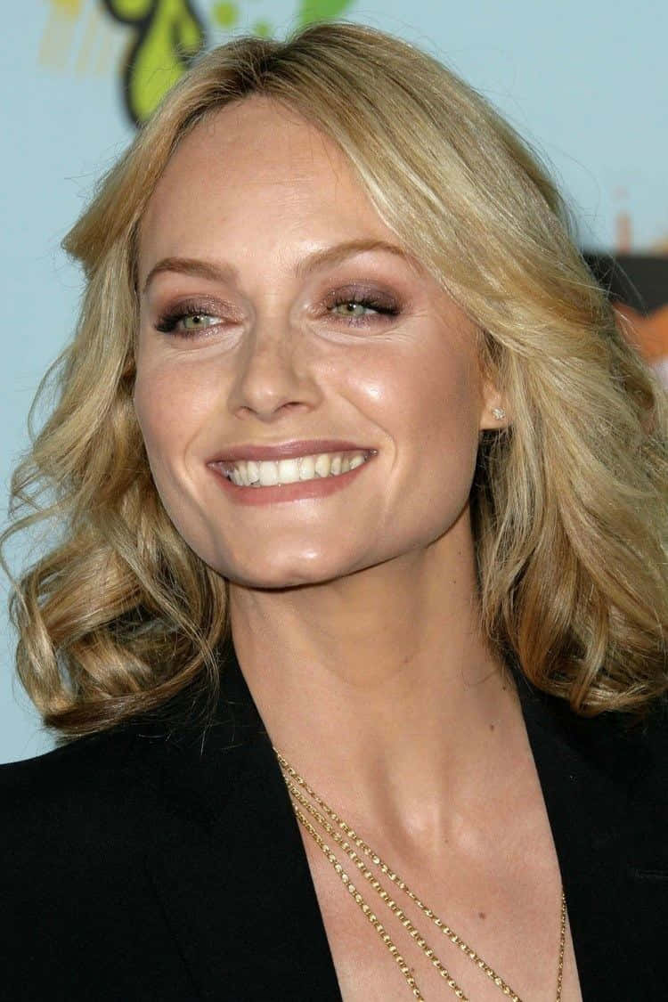 Amber Valletta, blonde woman, wavy hair, SD Phone Wallpaper
