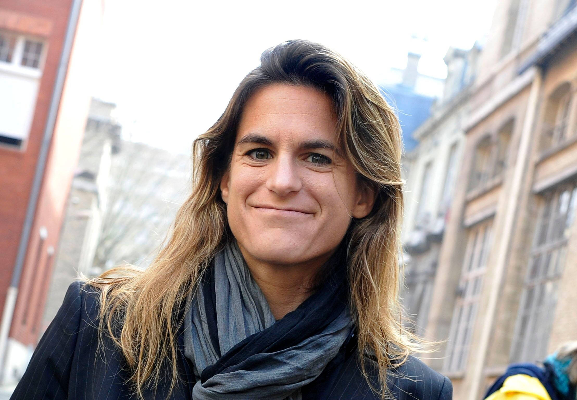 Amélie Mauresmo, long brown hair, city street, Full HD Desktop Wallpaper