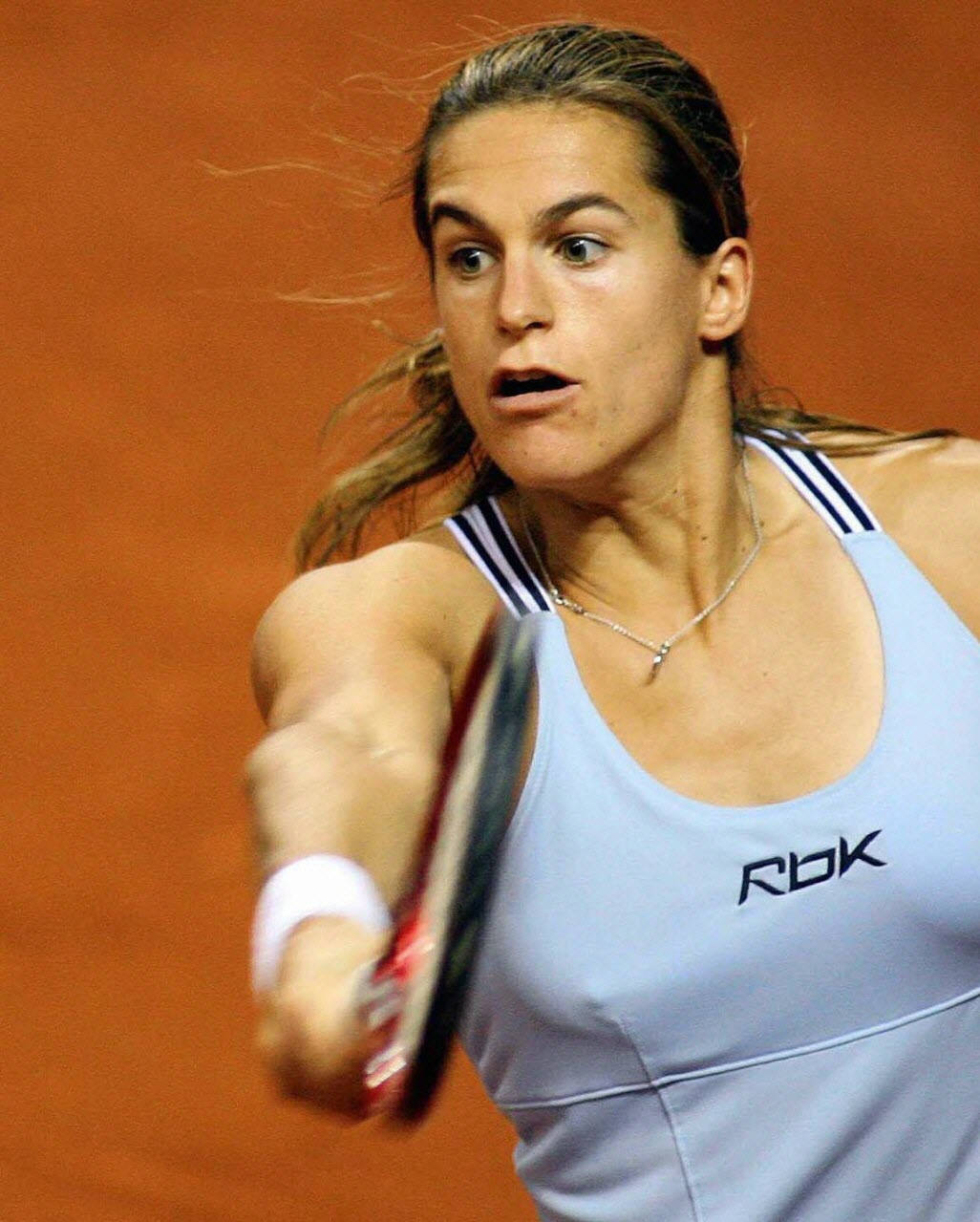 Amélie Mauresmo, clay court, mid-swing, SD Phone Wallpaper