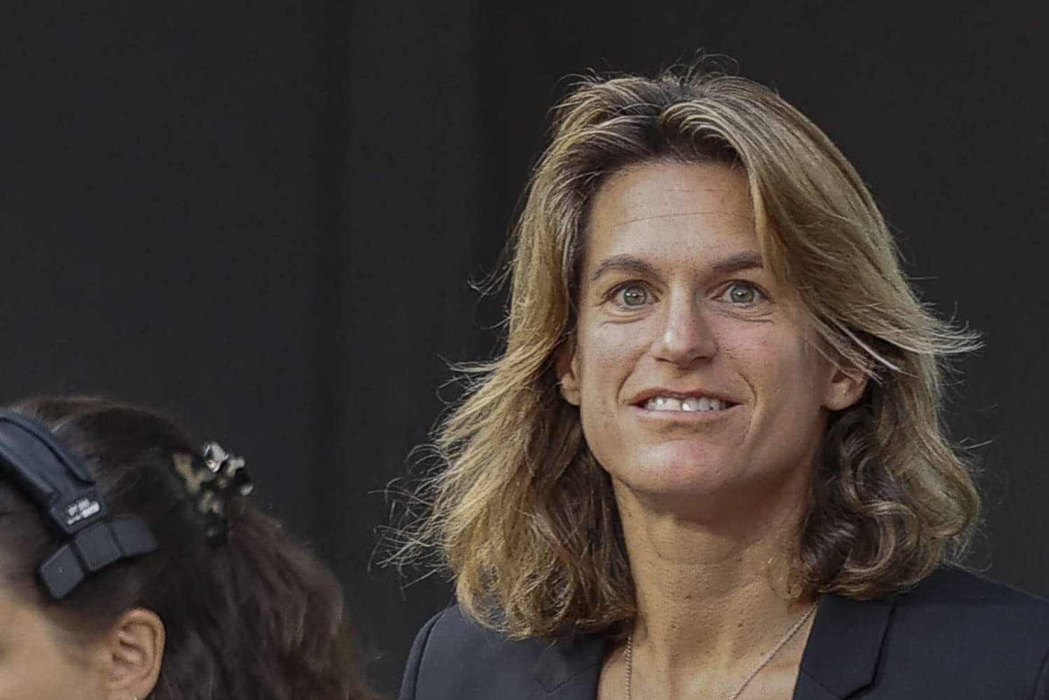 Amélie Mauresmo, wavy blonde hair, dark backdrop, HD Desktop Wallpaper
