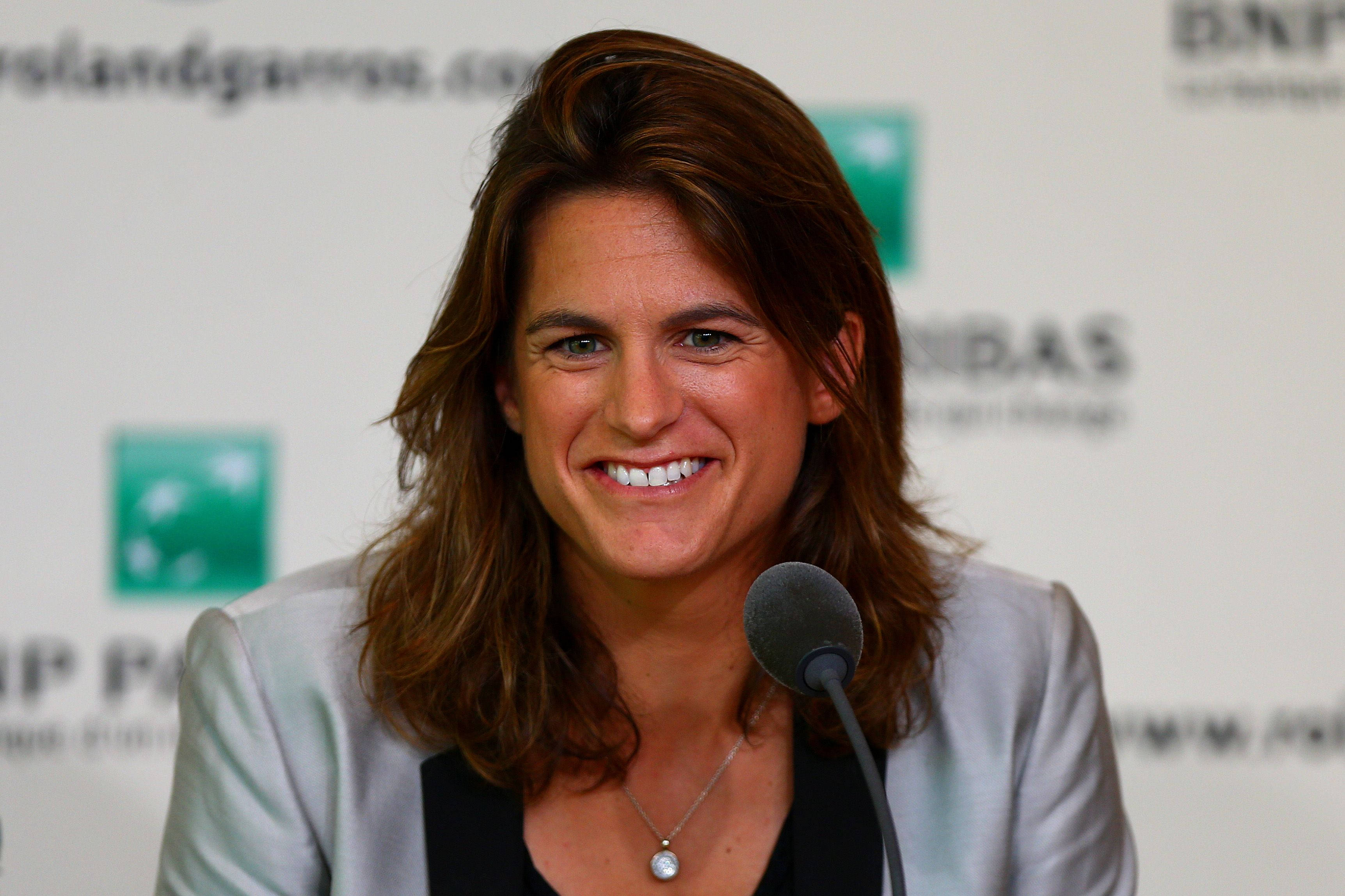 Amélie Mauresmo, press conference, branded backdrop, 2K Desktop Wallpaper