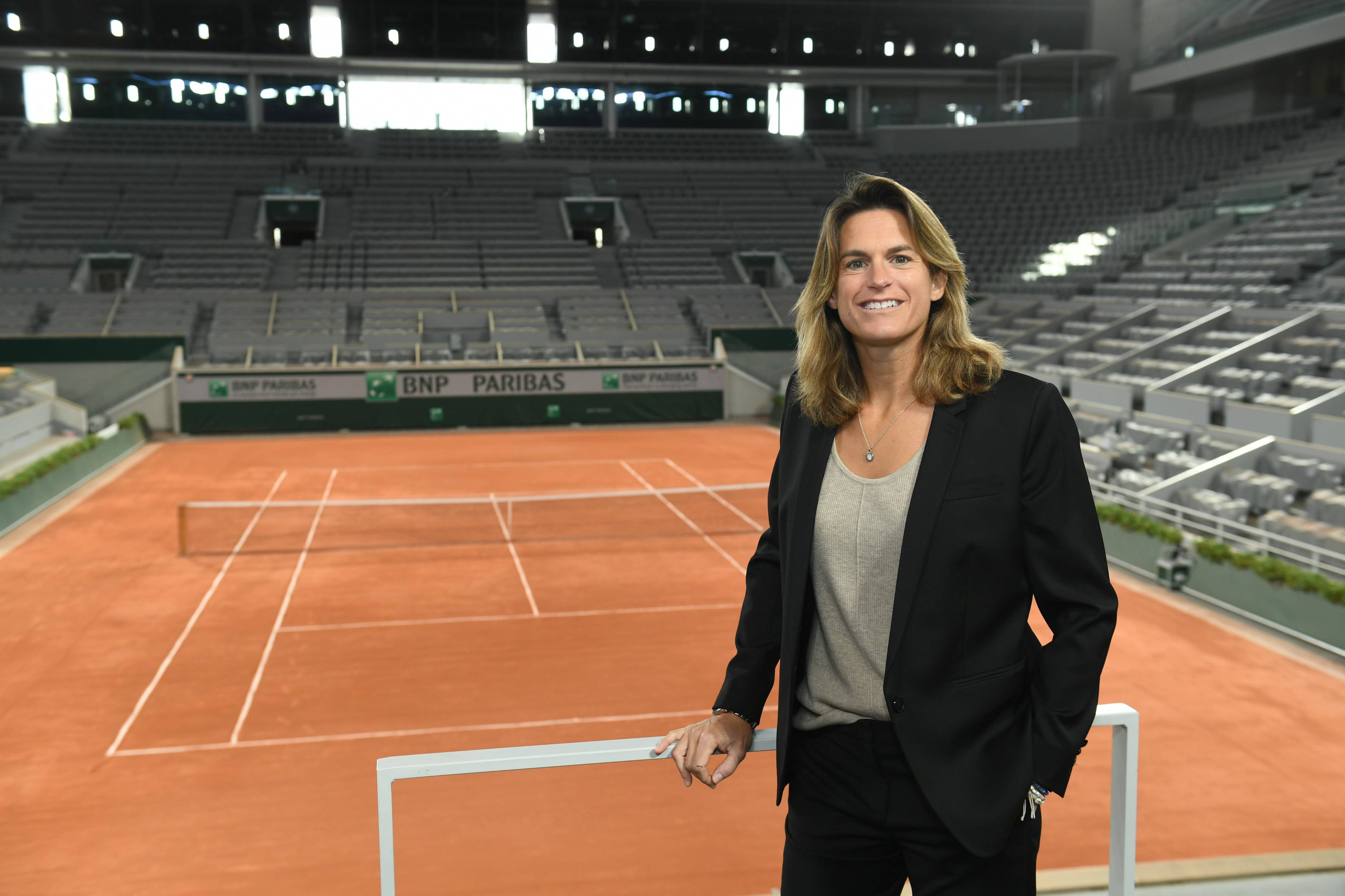 Amélie Mauresmo, black blazer, clay tennis court, 4K Desktop Wallpaper