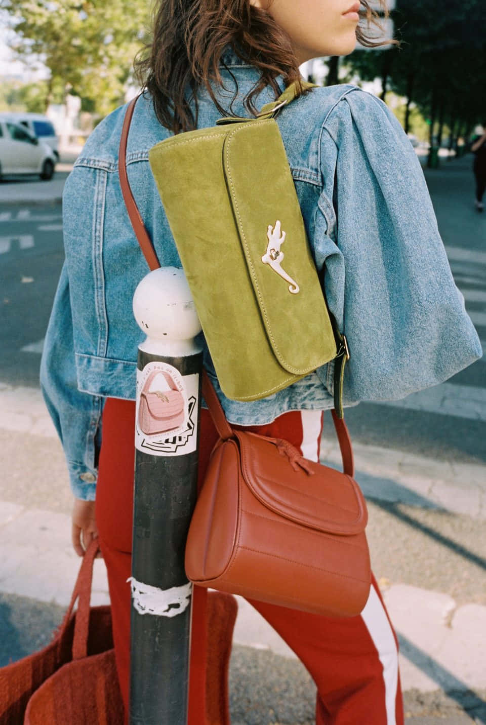 Amélie Pichard, green suede bag, white bunny pin, HD Phone Wallpaper