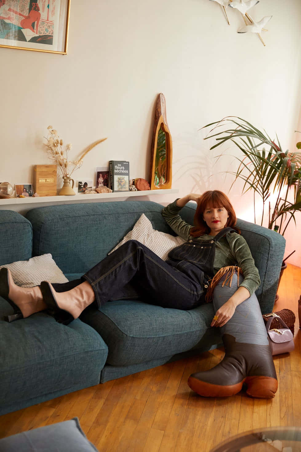 Amélie Pichard, teal sofa, cozy warmly lit living room, HD Phone Wallpaper