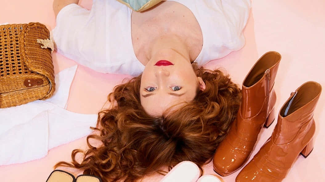 Amélie Pichard, curly red hair, pink fabric, SD Desktop Wallpaper