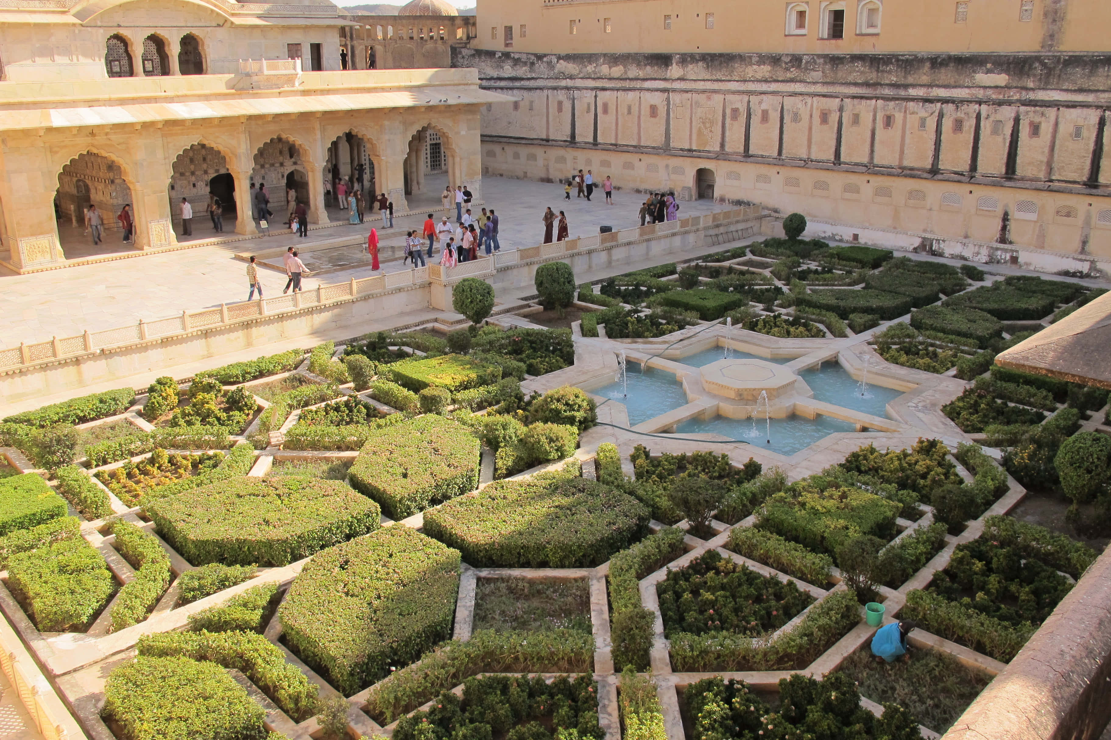 Amer Fort, garden, sunlit courtyard, 2K Desktop Wallpaper
