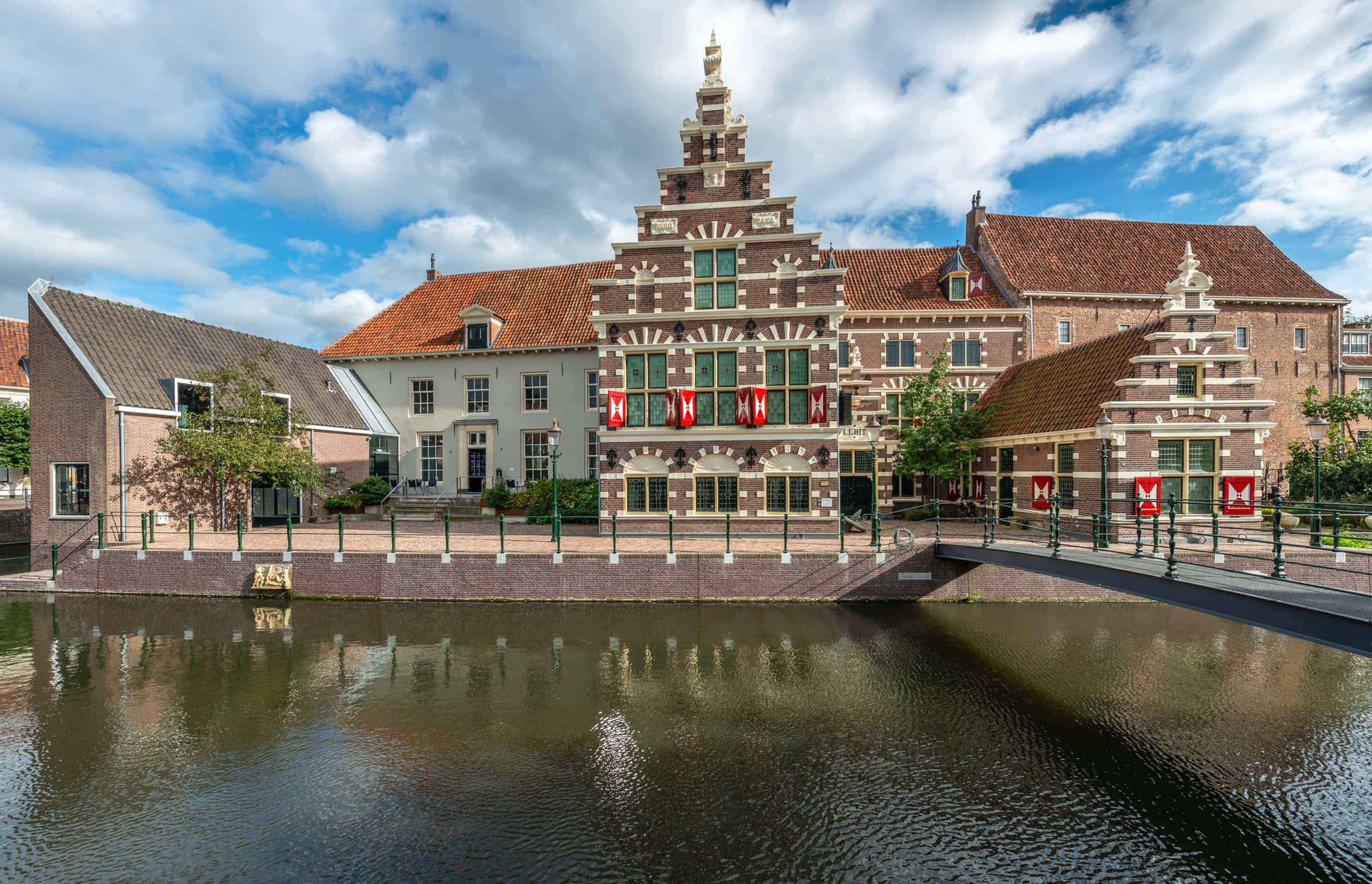 Amersfoort, historic building, canal, 2K Desktop Wallpaper