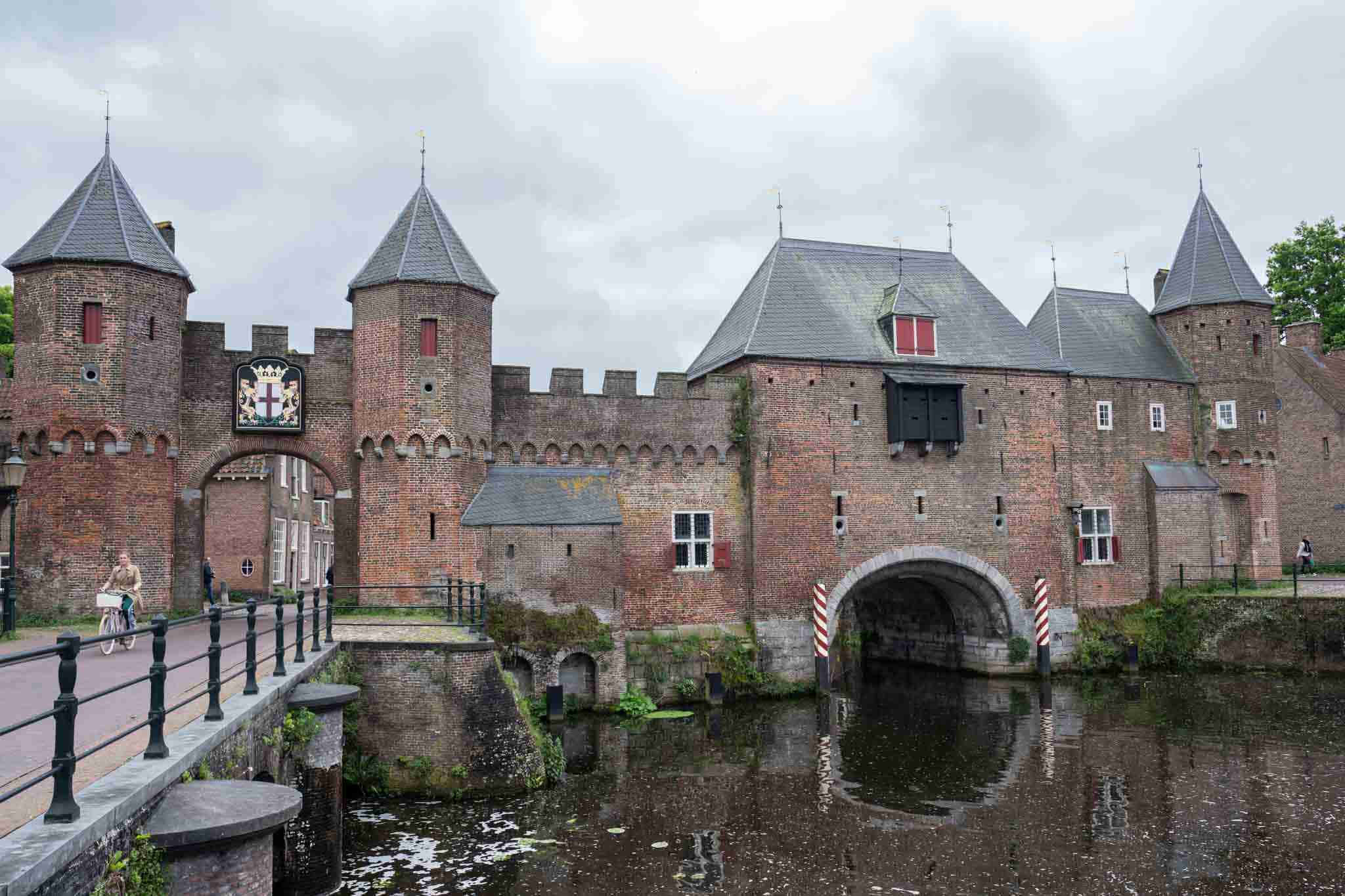 Amersfoort, medieval koppelpoort gate, brick castle gate, Full HD Desktop Wallpaper