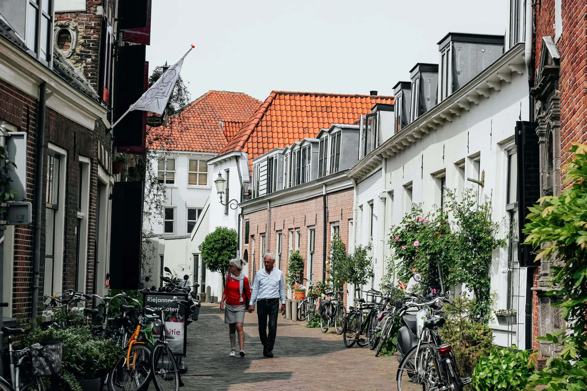 Amersfoort, historic cityscape, couple walking, HD Desktop Wallpaper