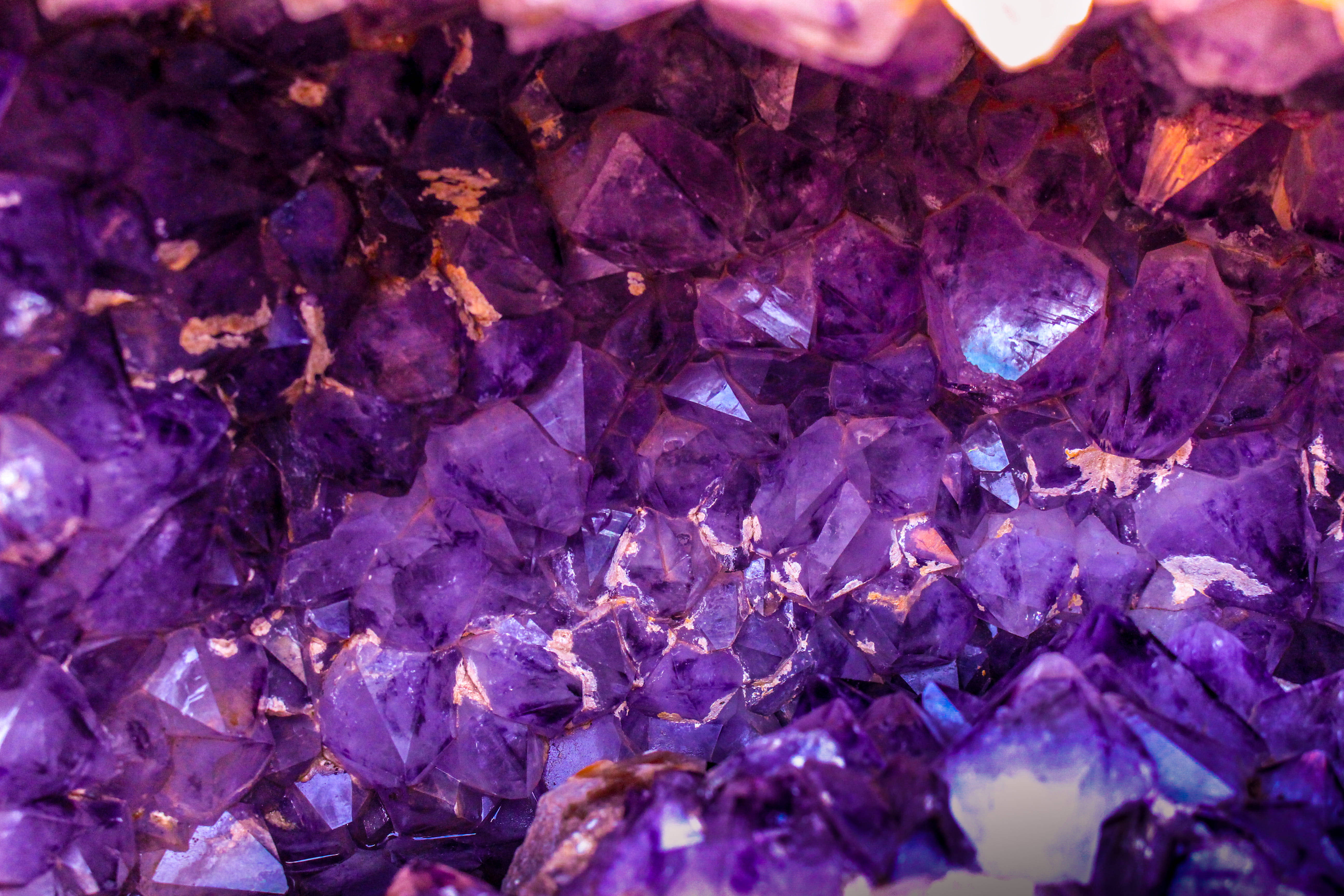 amethyst geode, purple amethyst crystals, golden highlights, 5K Desktop Wallpaper