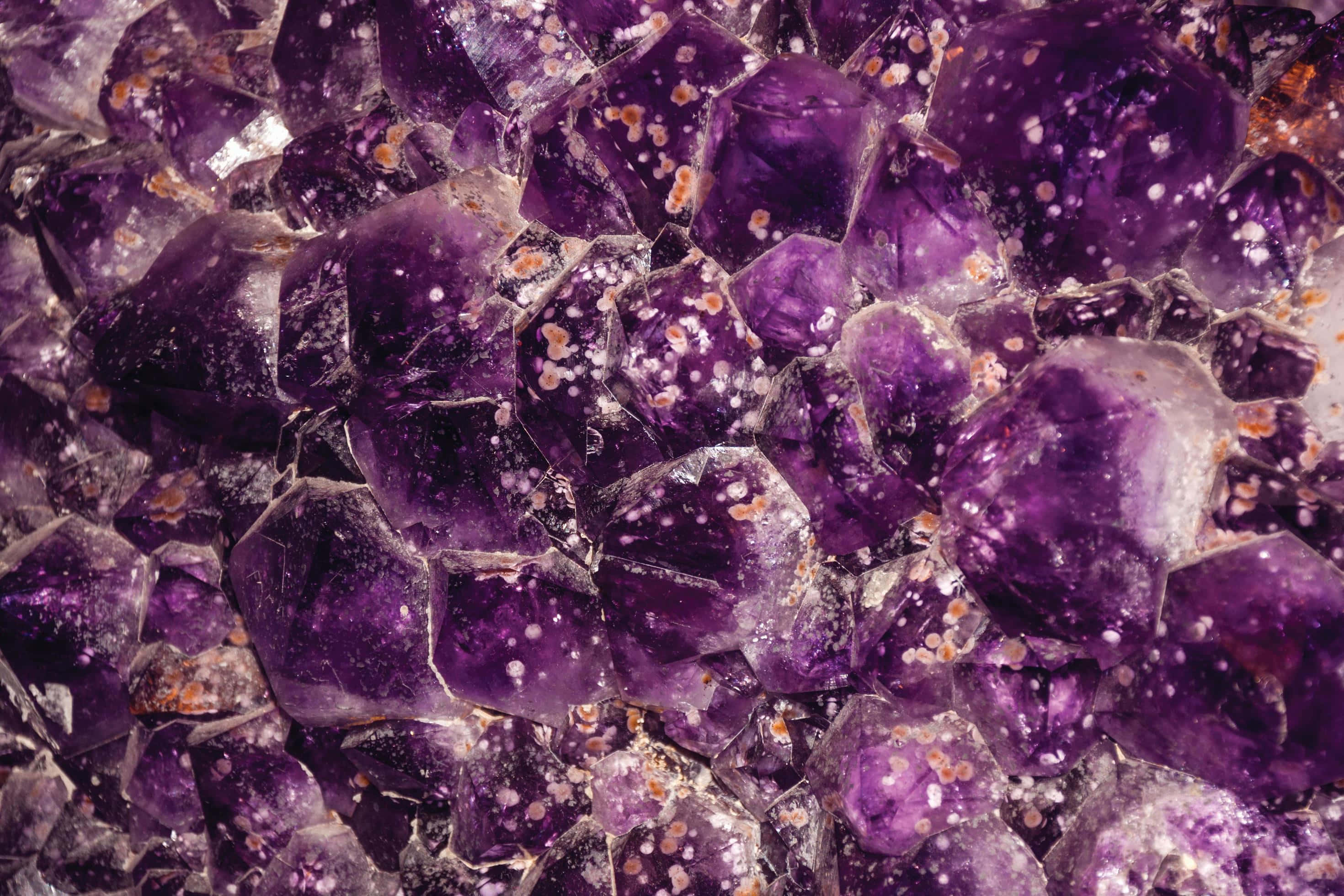 amethyst gemstone, purple amethyst crystals, white inclusions, 2K Desktop Wallpaper