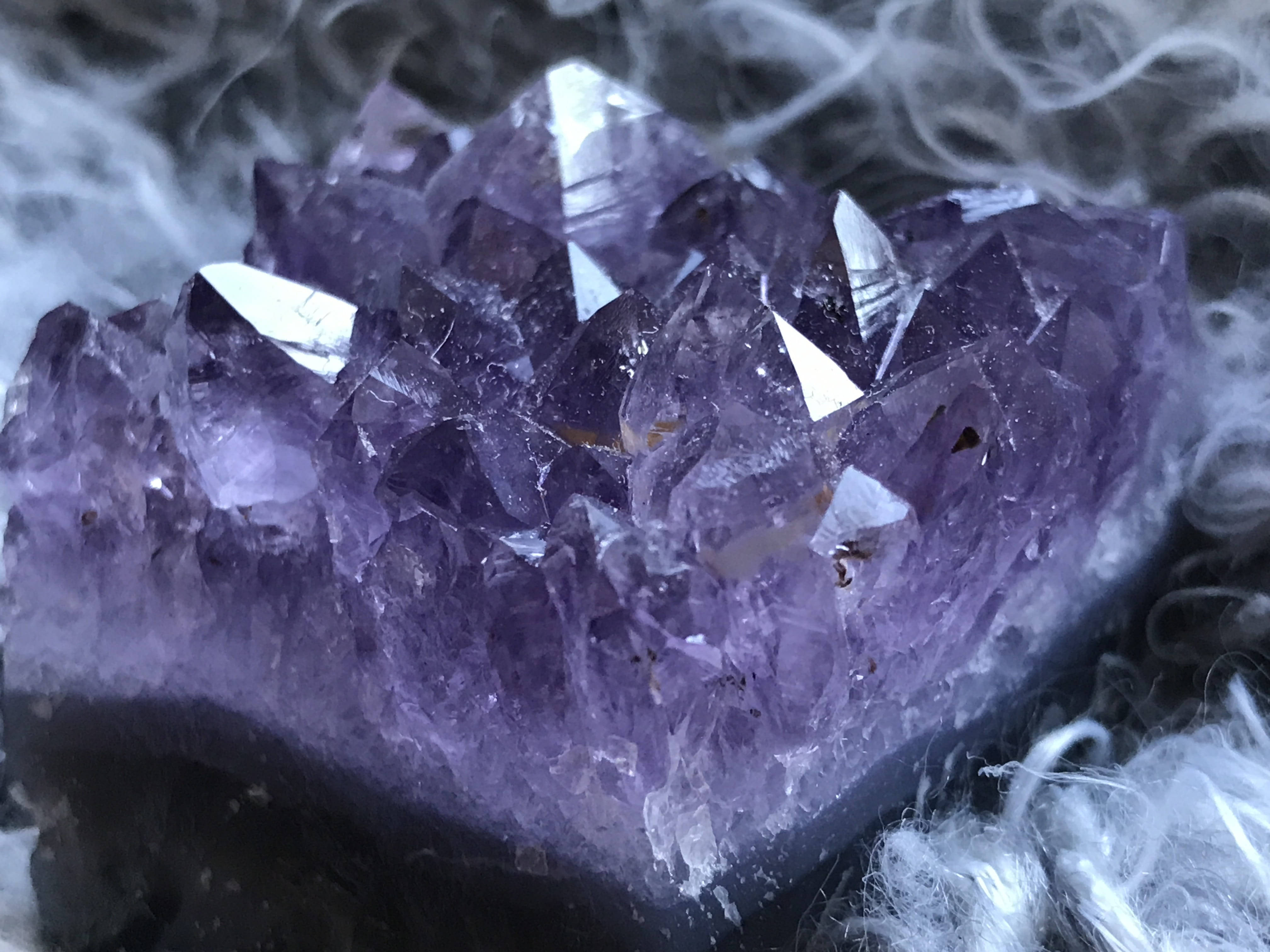 dark amethyst shards, purple amethyst crystal cluster, swirling white smoke, 4K Desktop Wallpaper