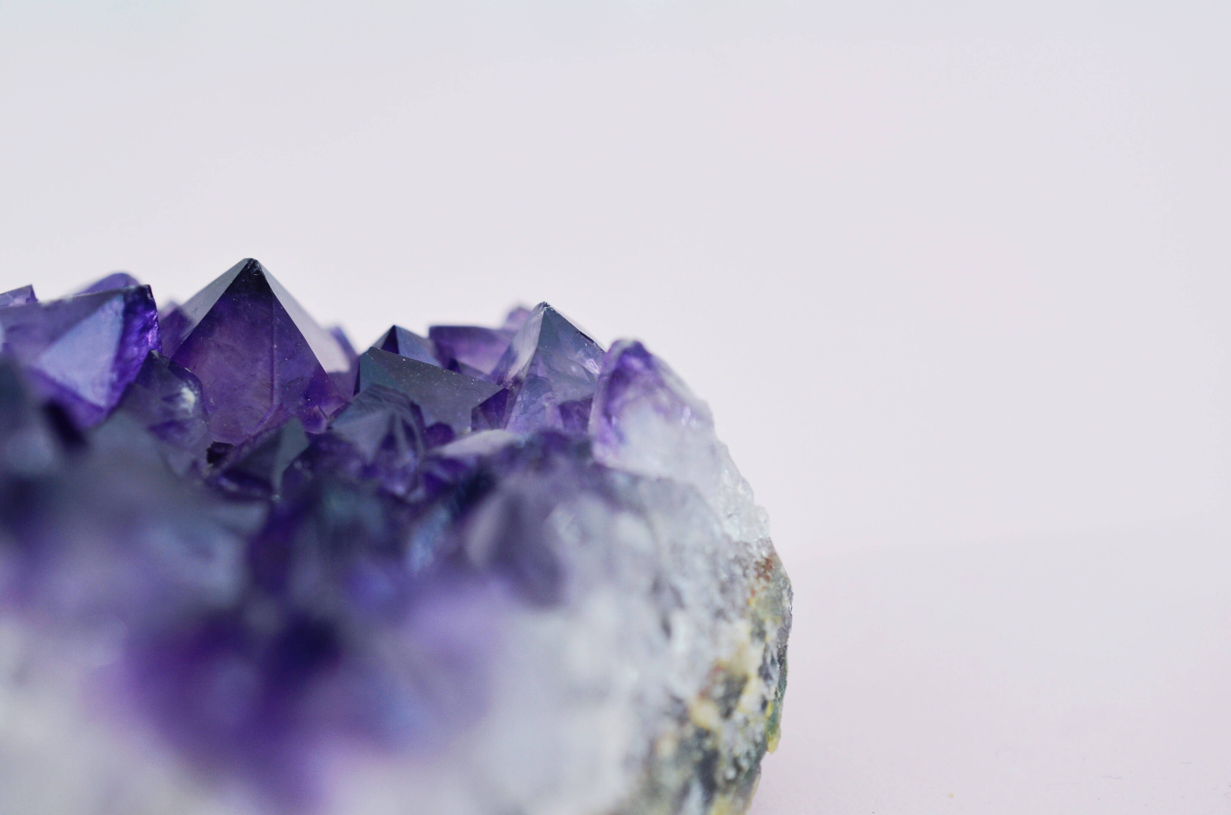dark violet amethyst geode, vibrant purple amethyst crystal cluster, sharp facets, 4K Desktop Wallpaper