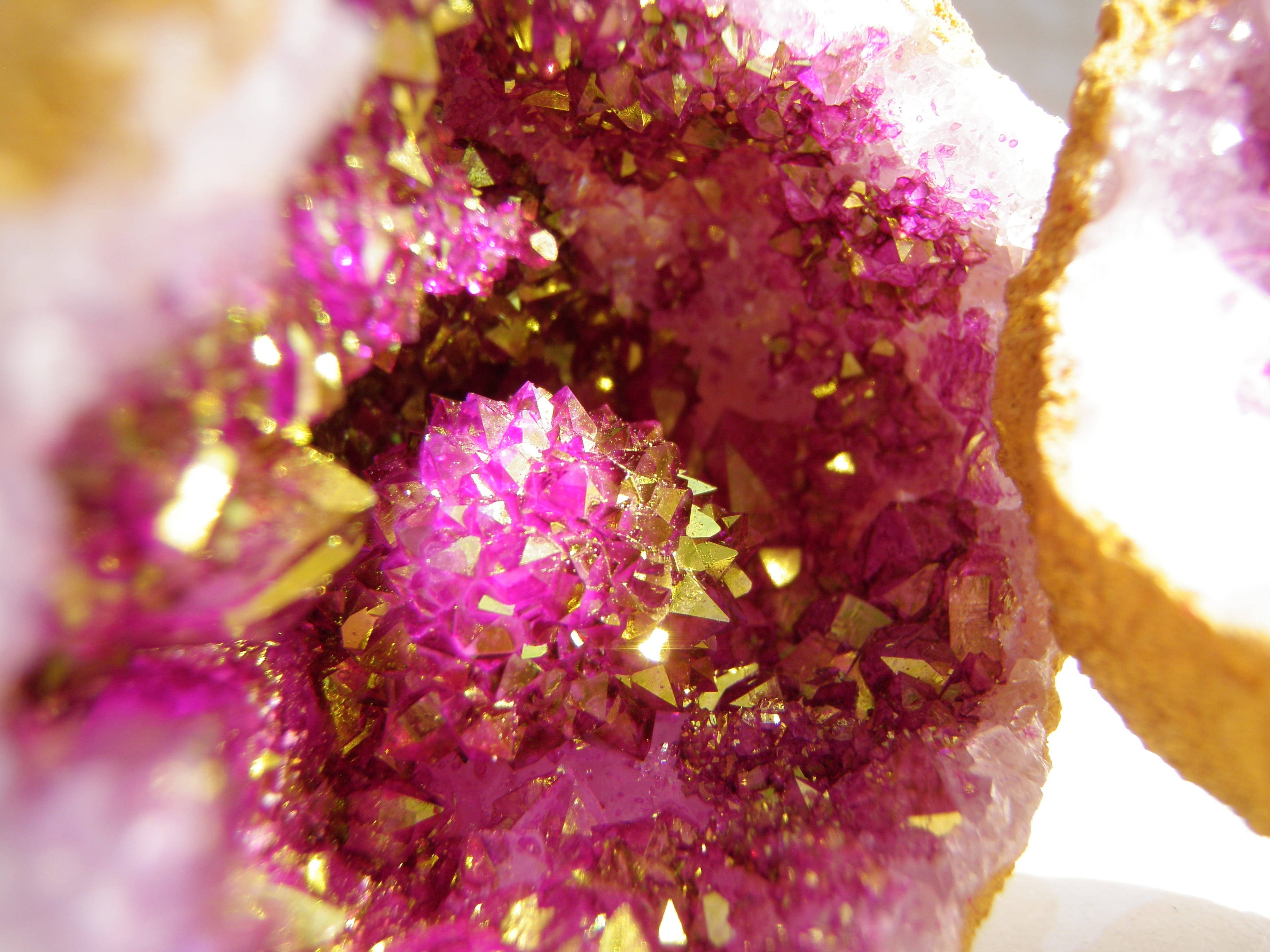 pink and gold amethyst, geode, vibrant pink, 2K Desktop Wallpaper