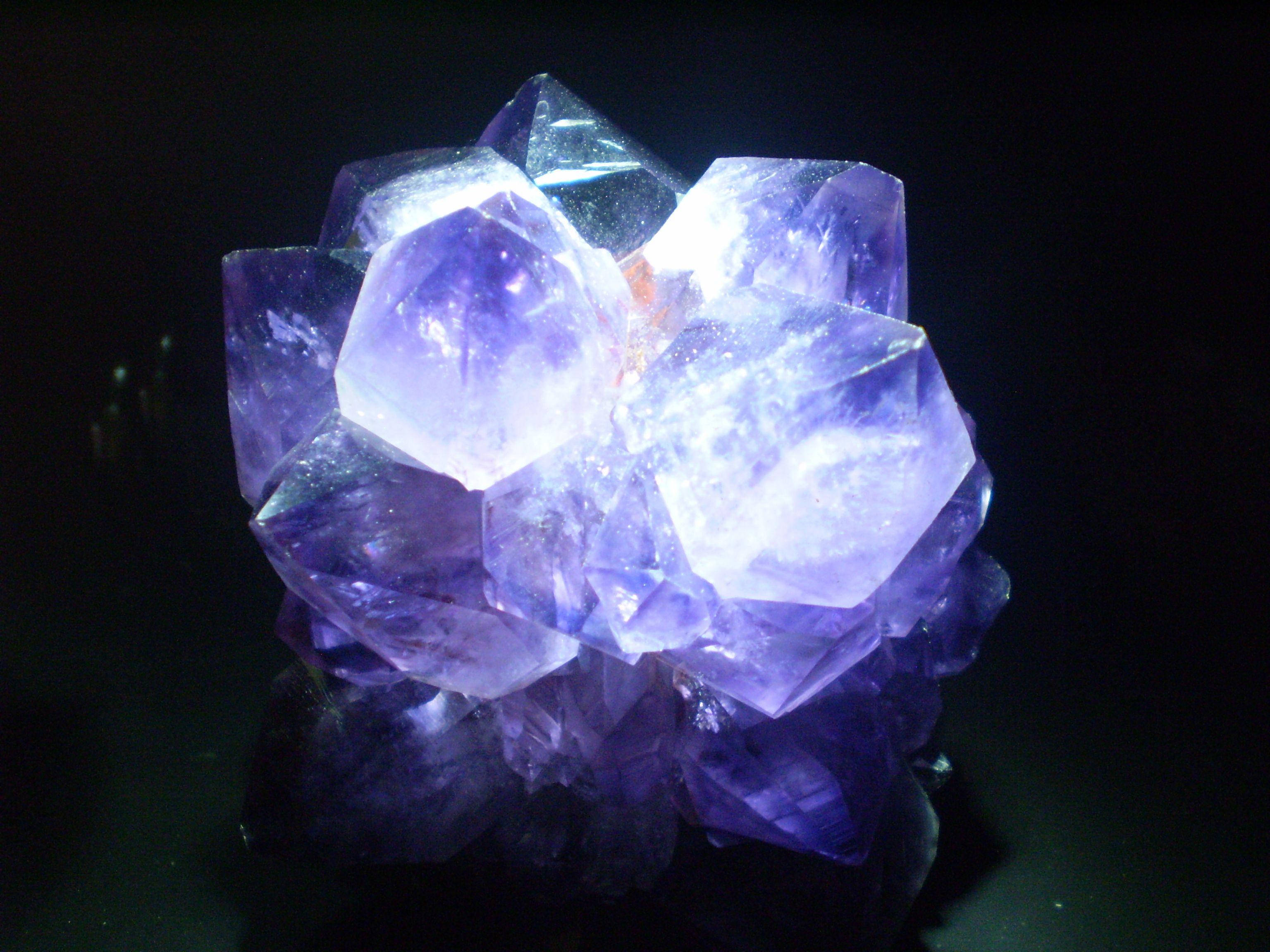 amethyst crystal, vibrant purple hues, deep black background, 2K Desktop Wallpaper